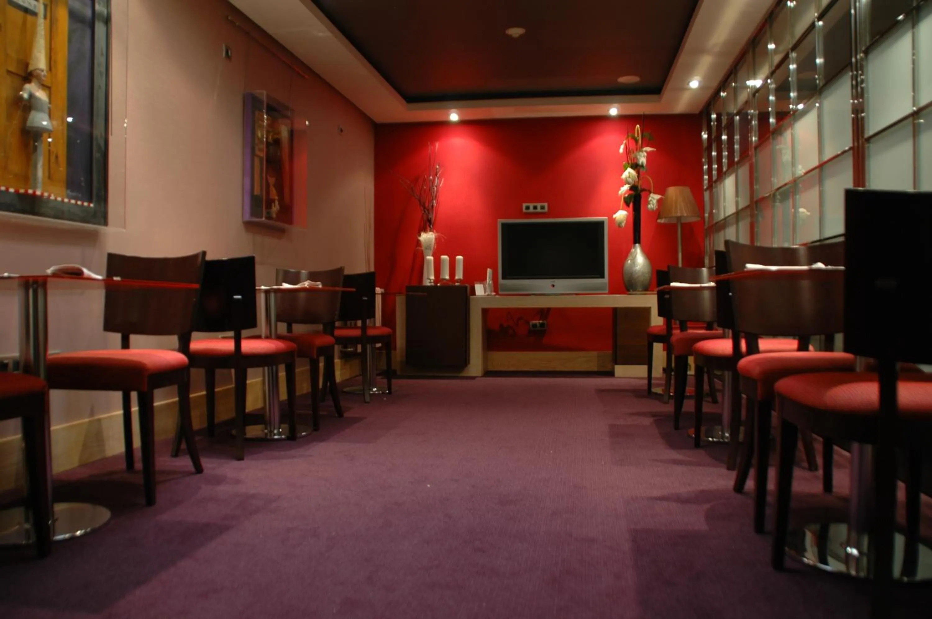 Lounge or bar in Washington Parquesol Suites & Hotel