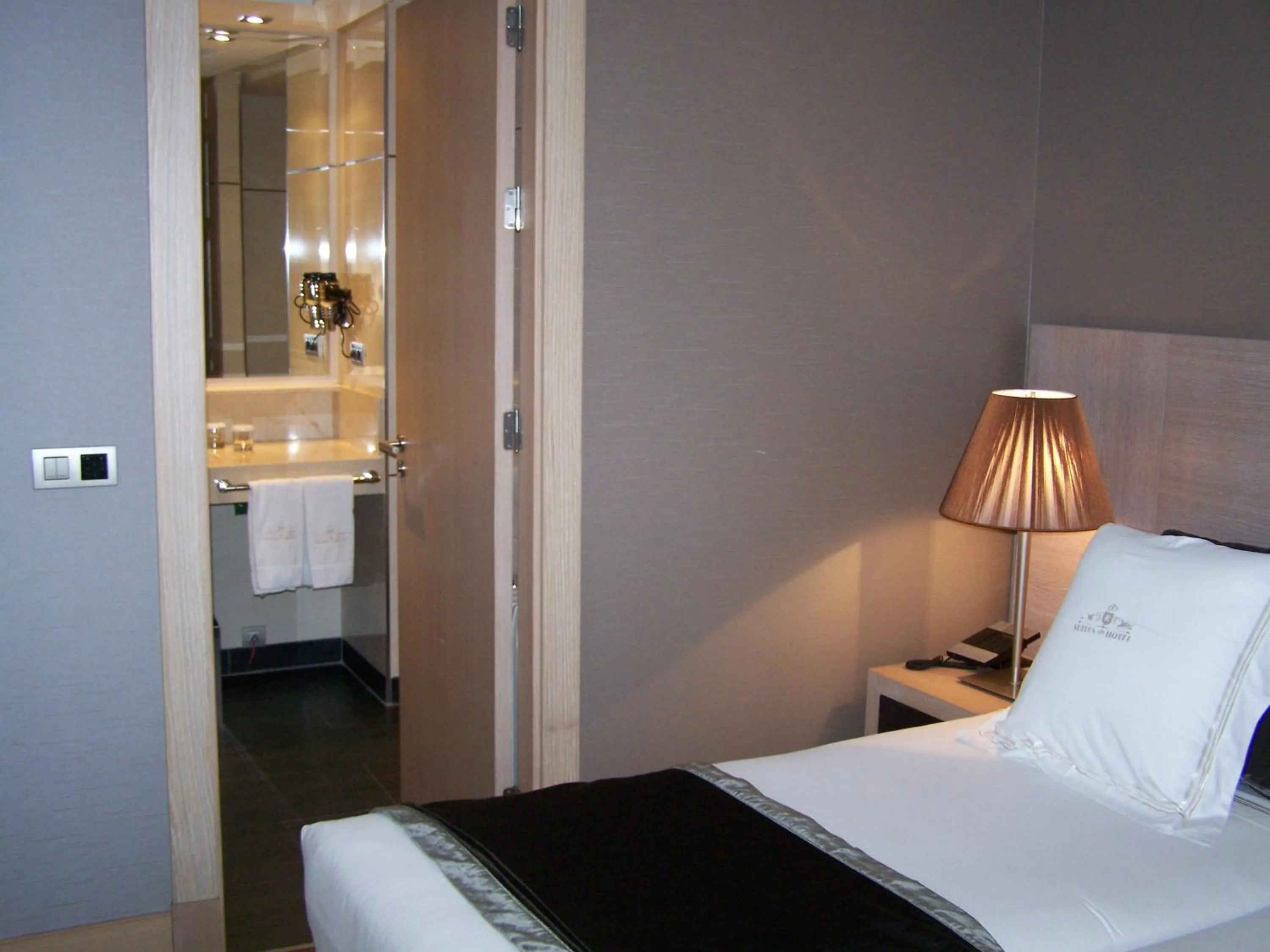 Photo of the whole room, Bed in Washington Parquesol Suites & Hotel