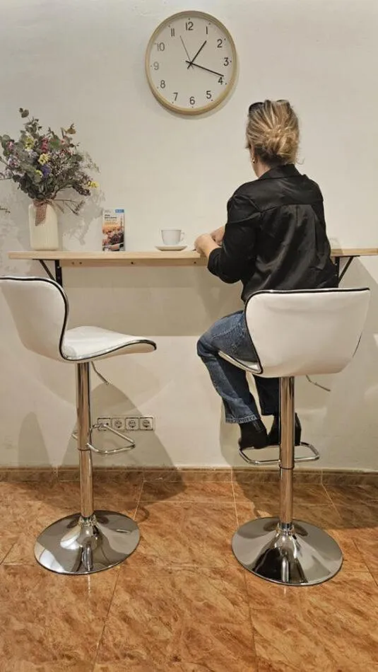 Communal lounge/ TV room in Hostal Rio De Castro