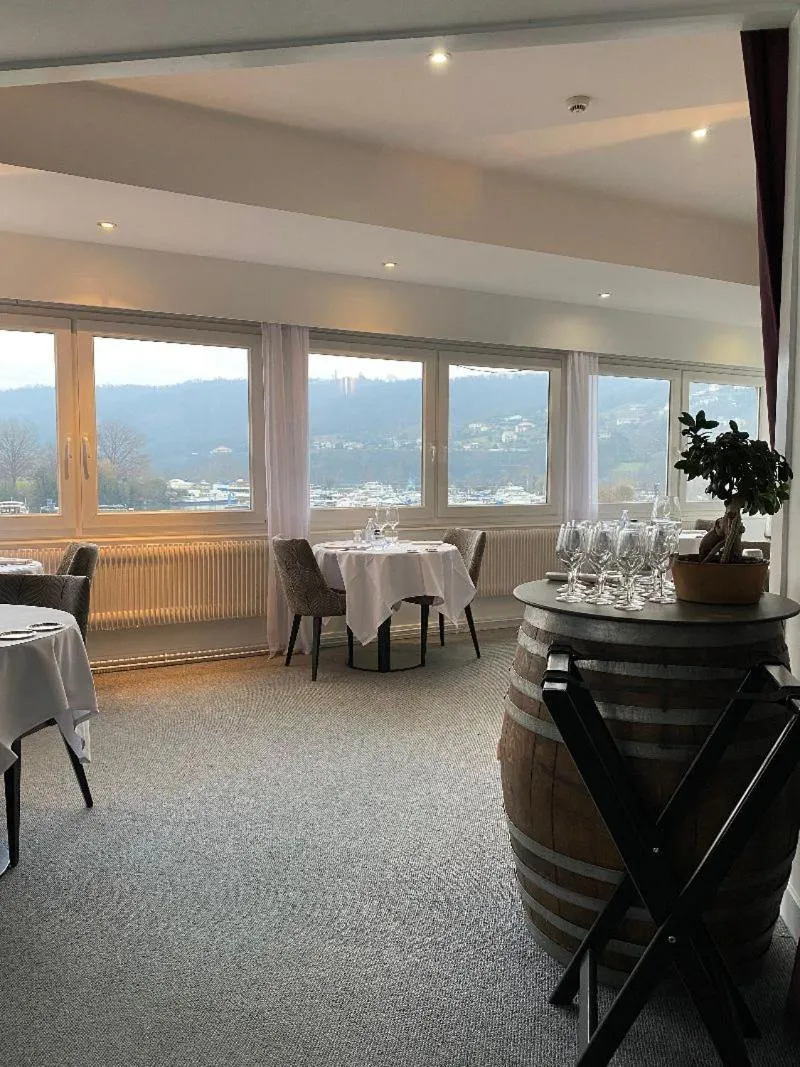 Restaurant/places to eat in Logis Hôtel Le Bellevue