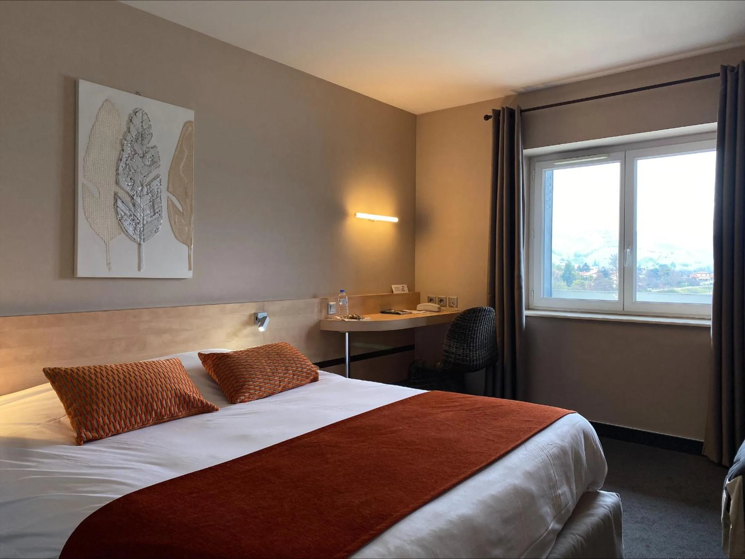 Bed in Logis Hôtel Le Bellevue