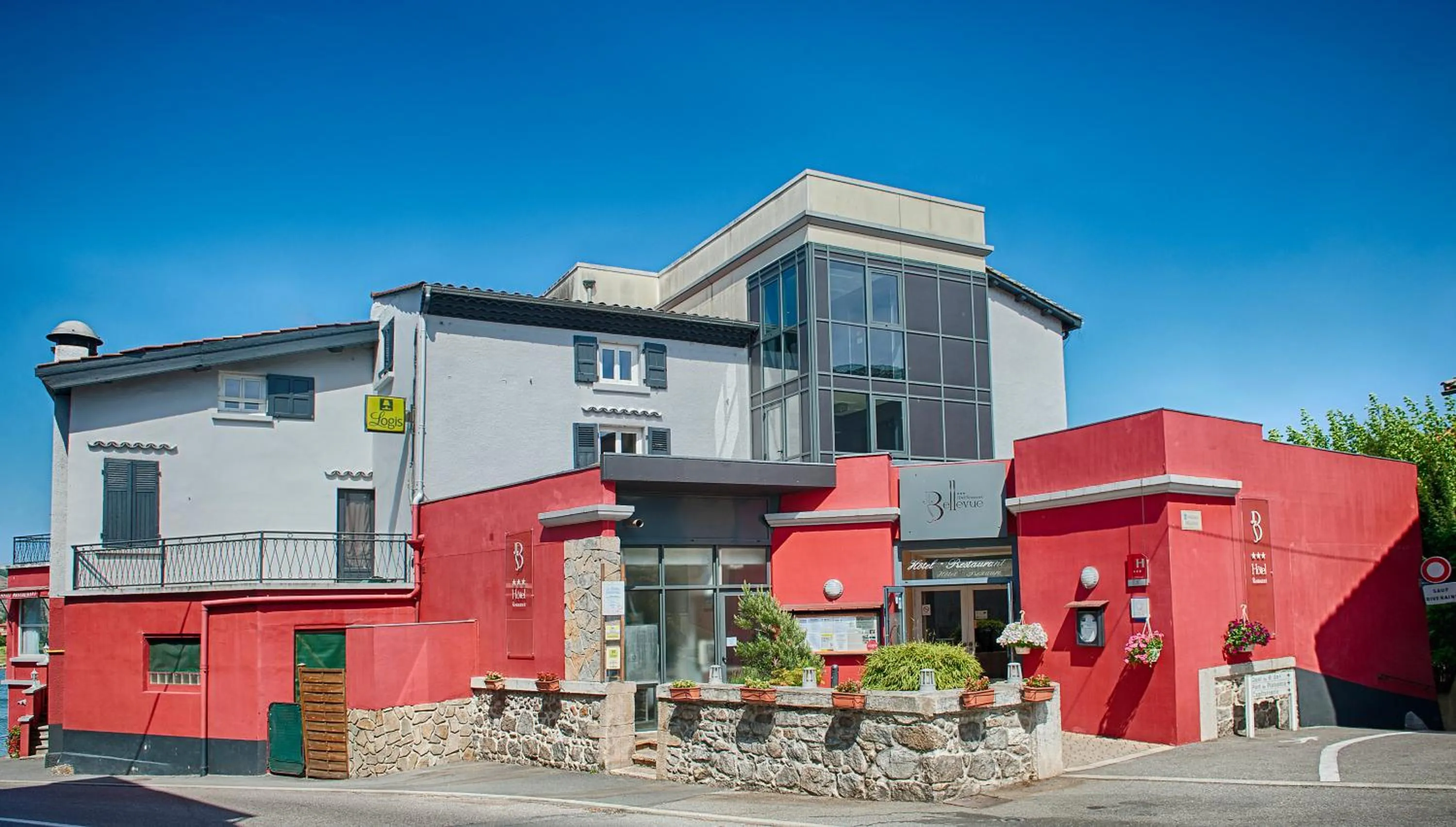 Property building in Logis Hôtel Le Bellevue