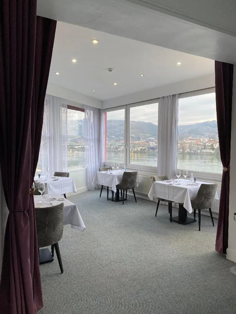 Restaurant/places to eat in Logis Hôtel Le Bellevue