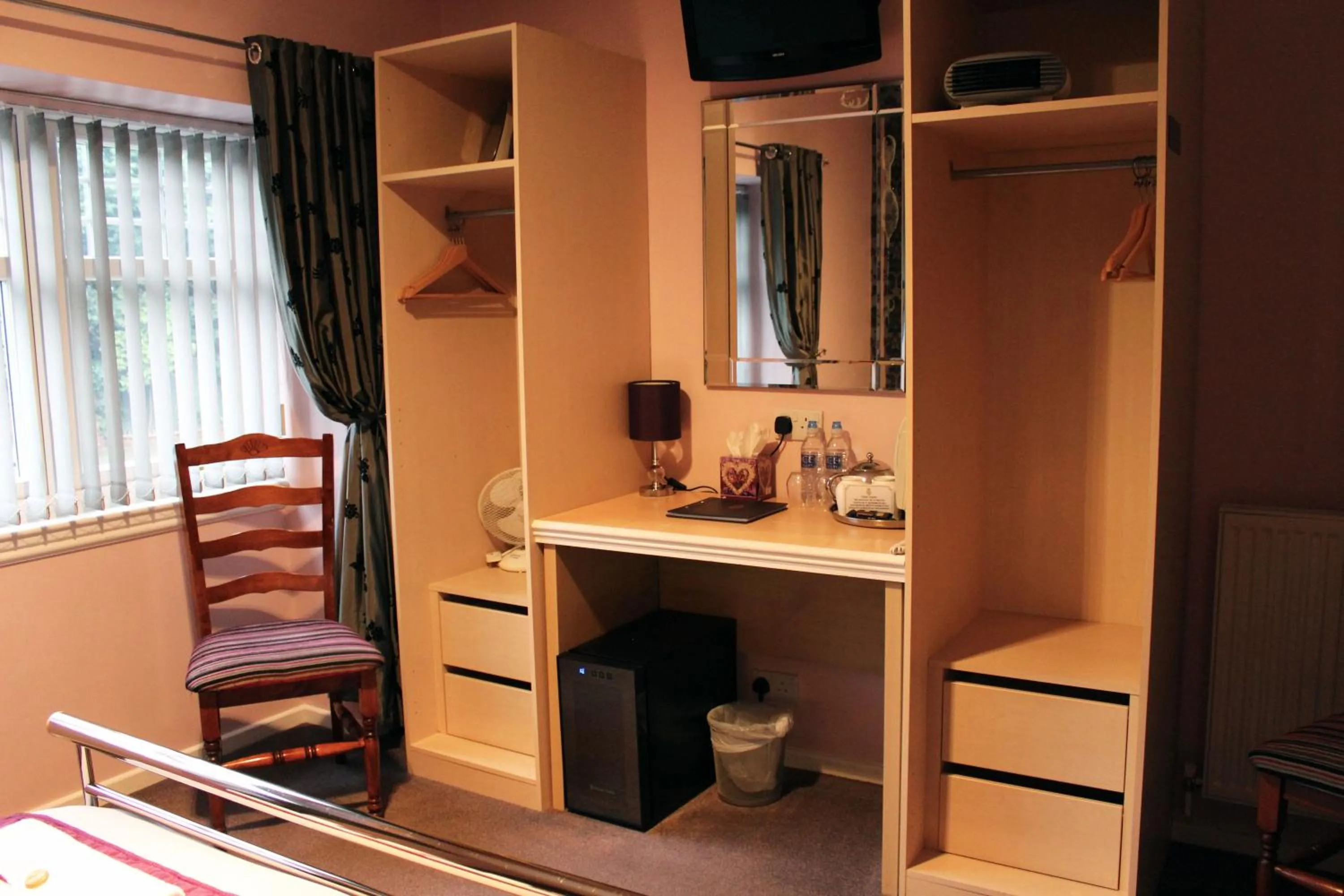 Coffee/tea facilities in Grimscote Manor Hotel