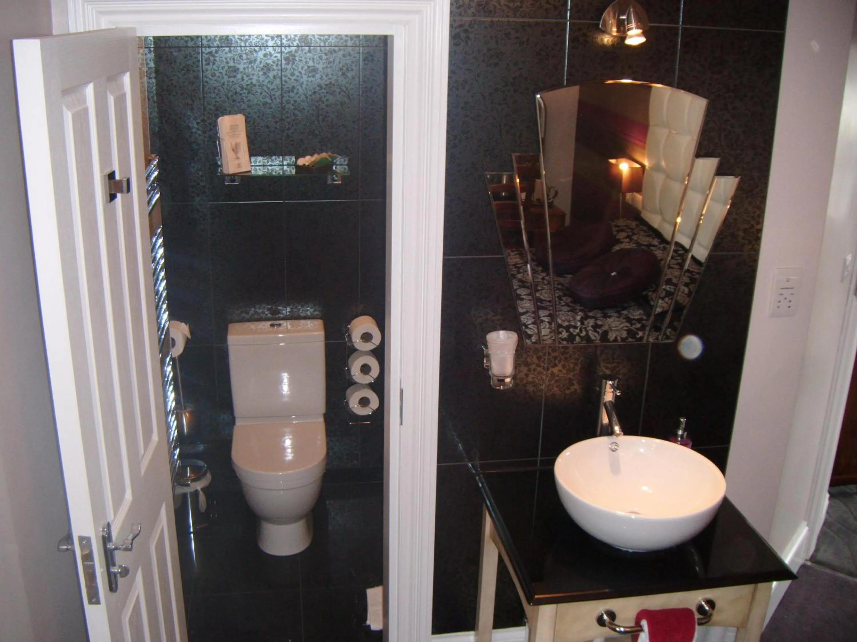 Bathroom in Grimscote Manor Hotel