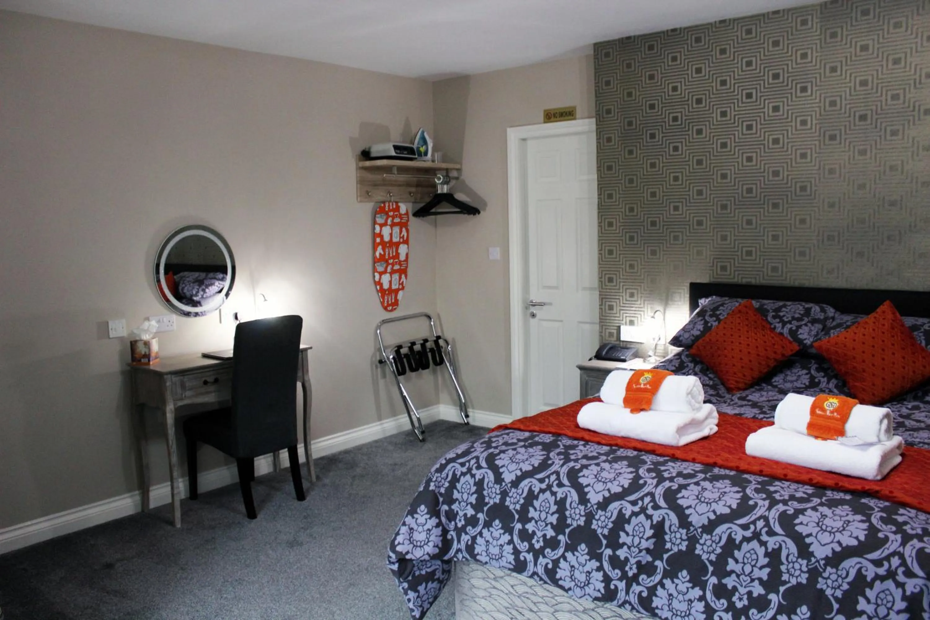 Bedroom, Bed in Grimscote Manor Hotel