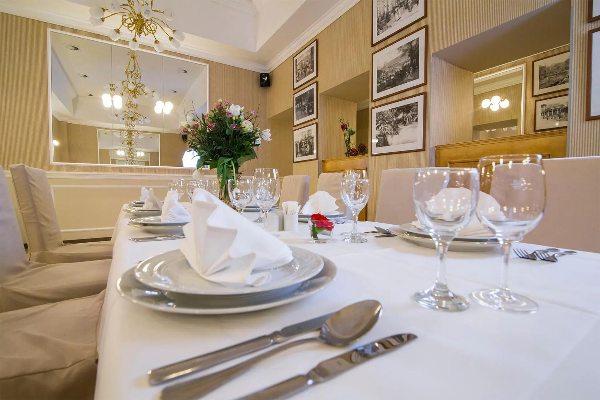 Restaurant/places to eat in Bristol Palace