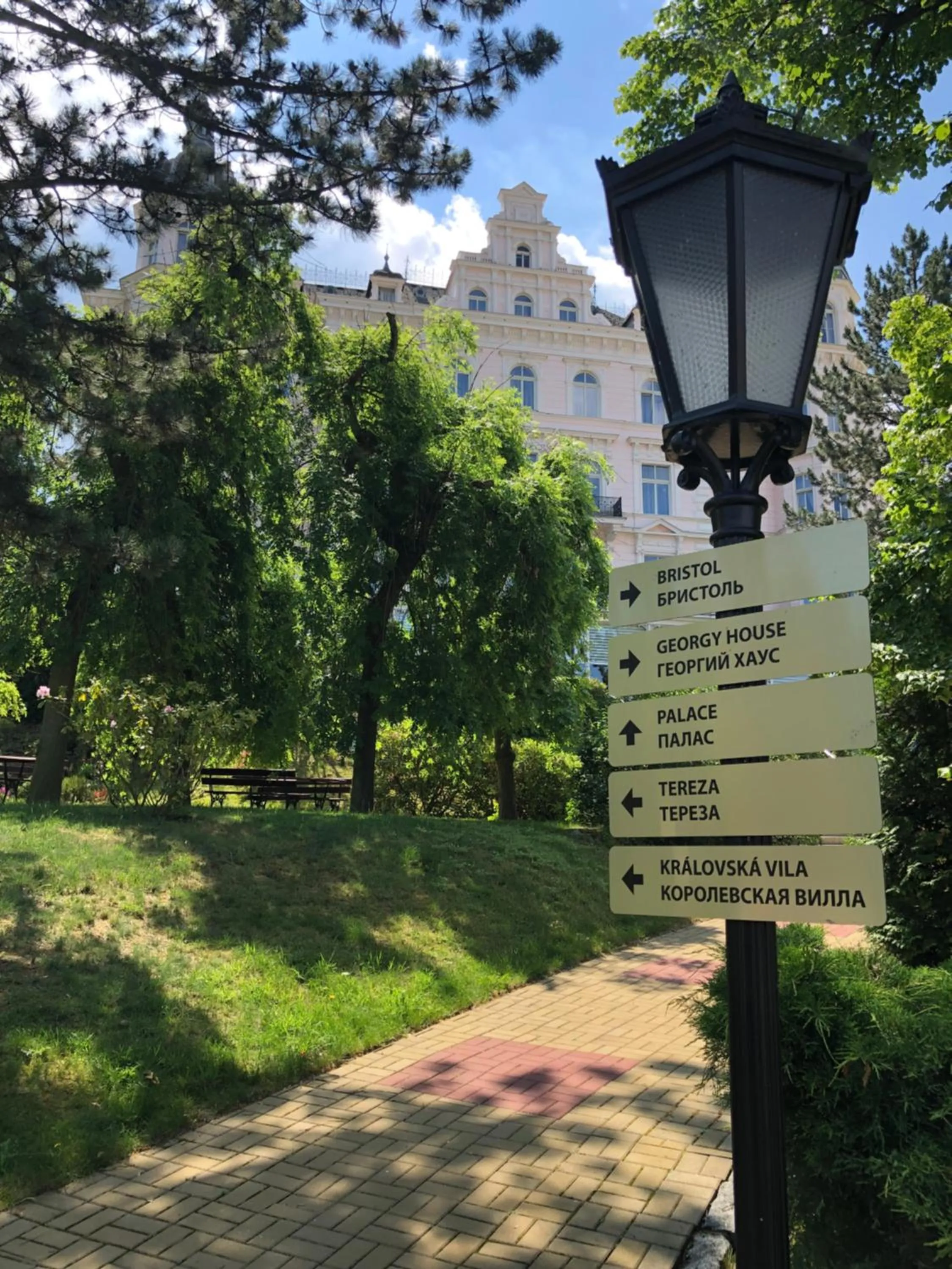 Facade/entrance in Bristol Palace