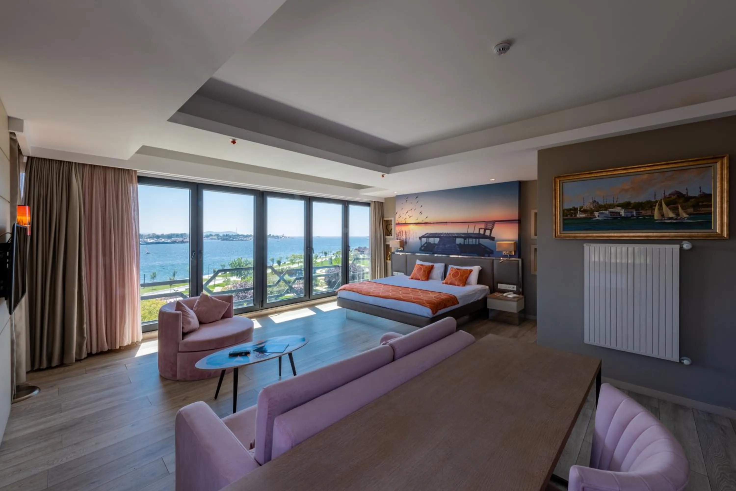 Photo of the whole room in Riva's Moda