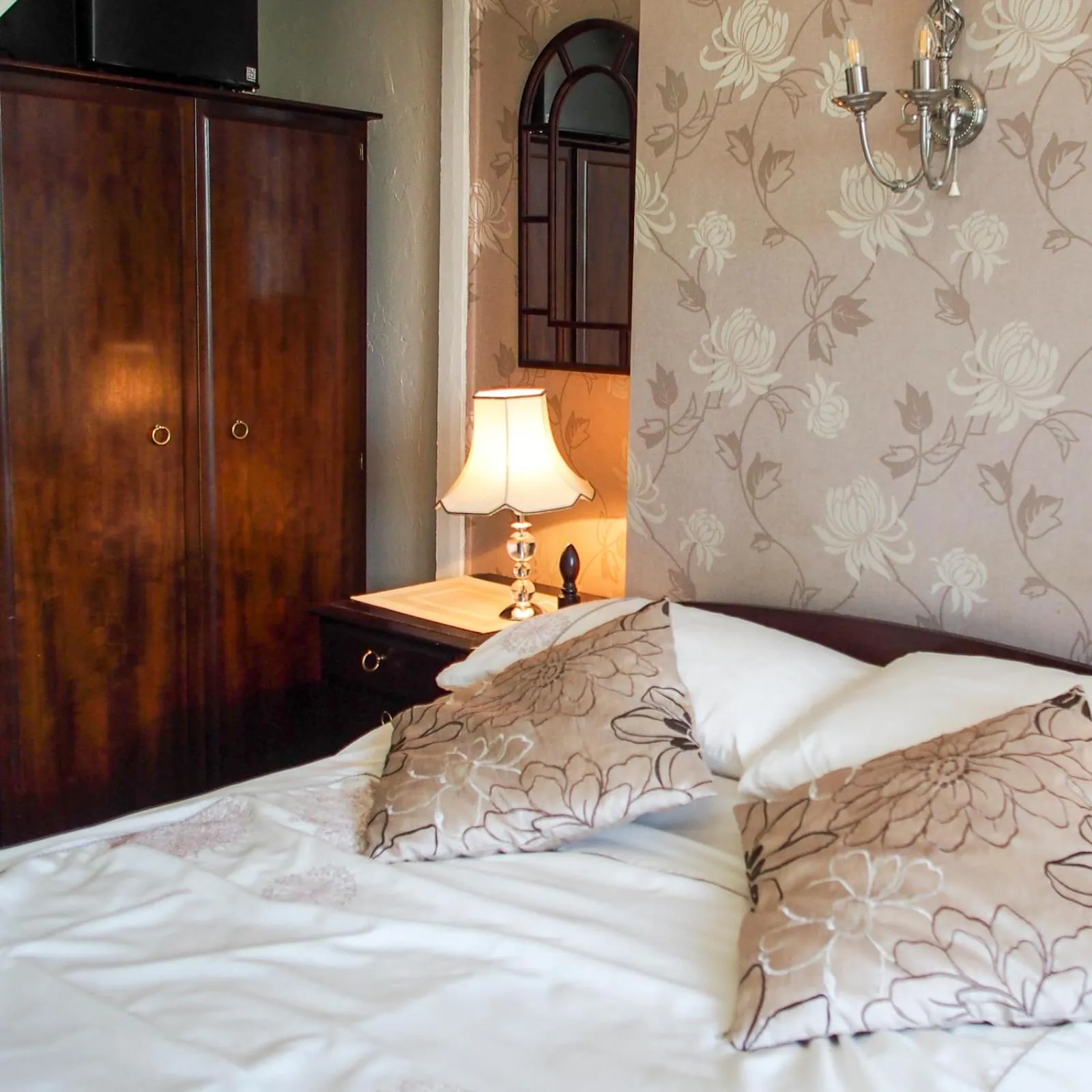 Bed in Leaded Light Guest House