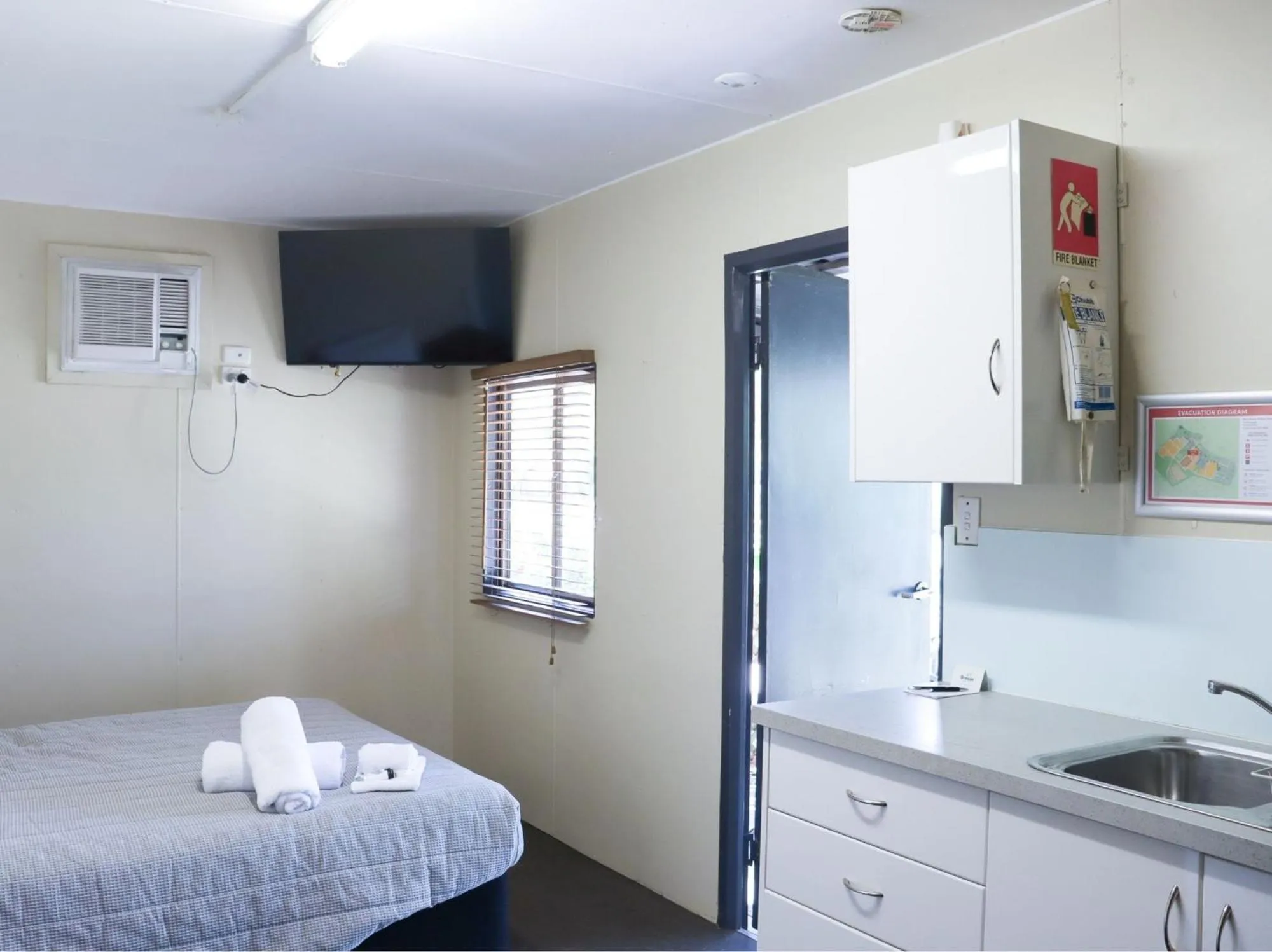 Kitchen or kitchenette, Bed in BIG4 Cania Gorge Holiday Park