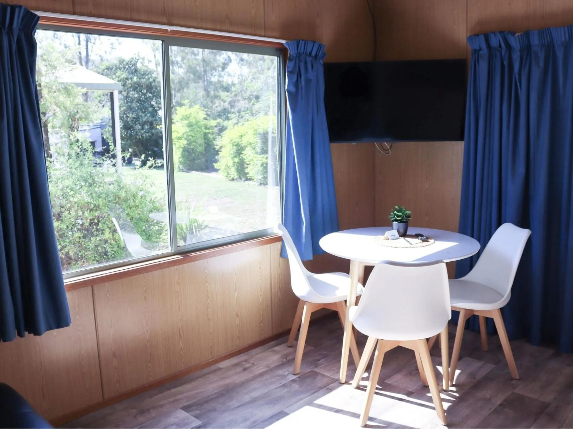Seating area in BIG4 Cania Gorge Holiday Park