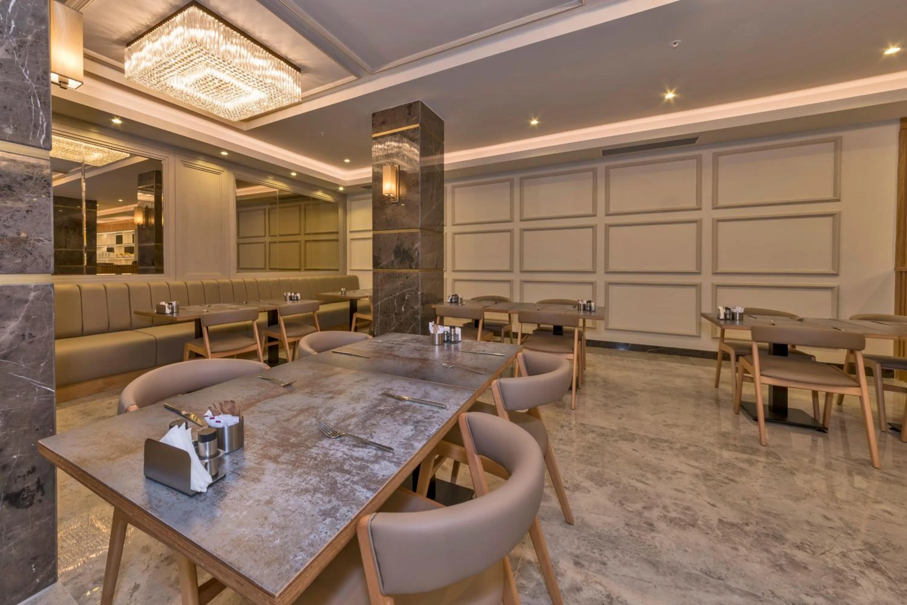 Restaurant/places to eat in Golden Royal Hotel & SPA