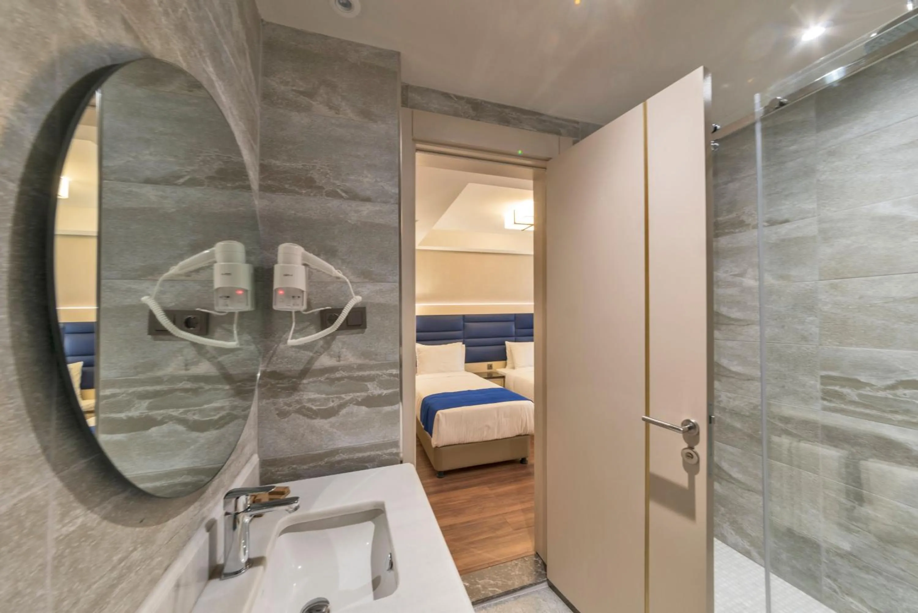 Bathroom, Bed in Golden Royal Hotel & SPA