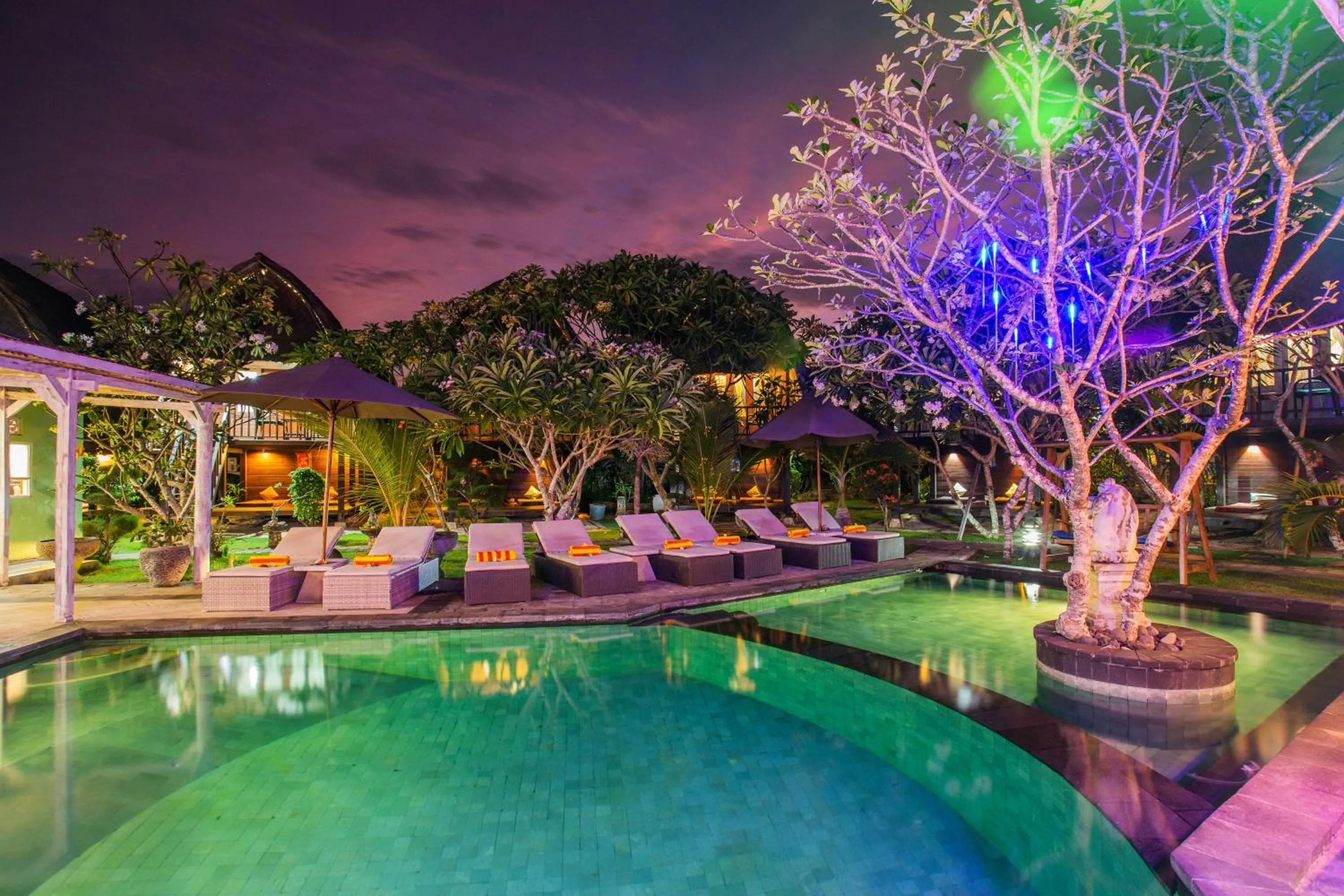 Swimming pool in Nanuk's Bungalows