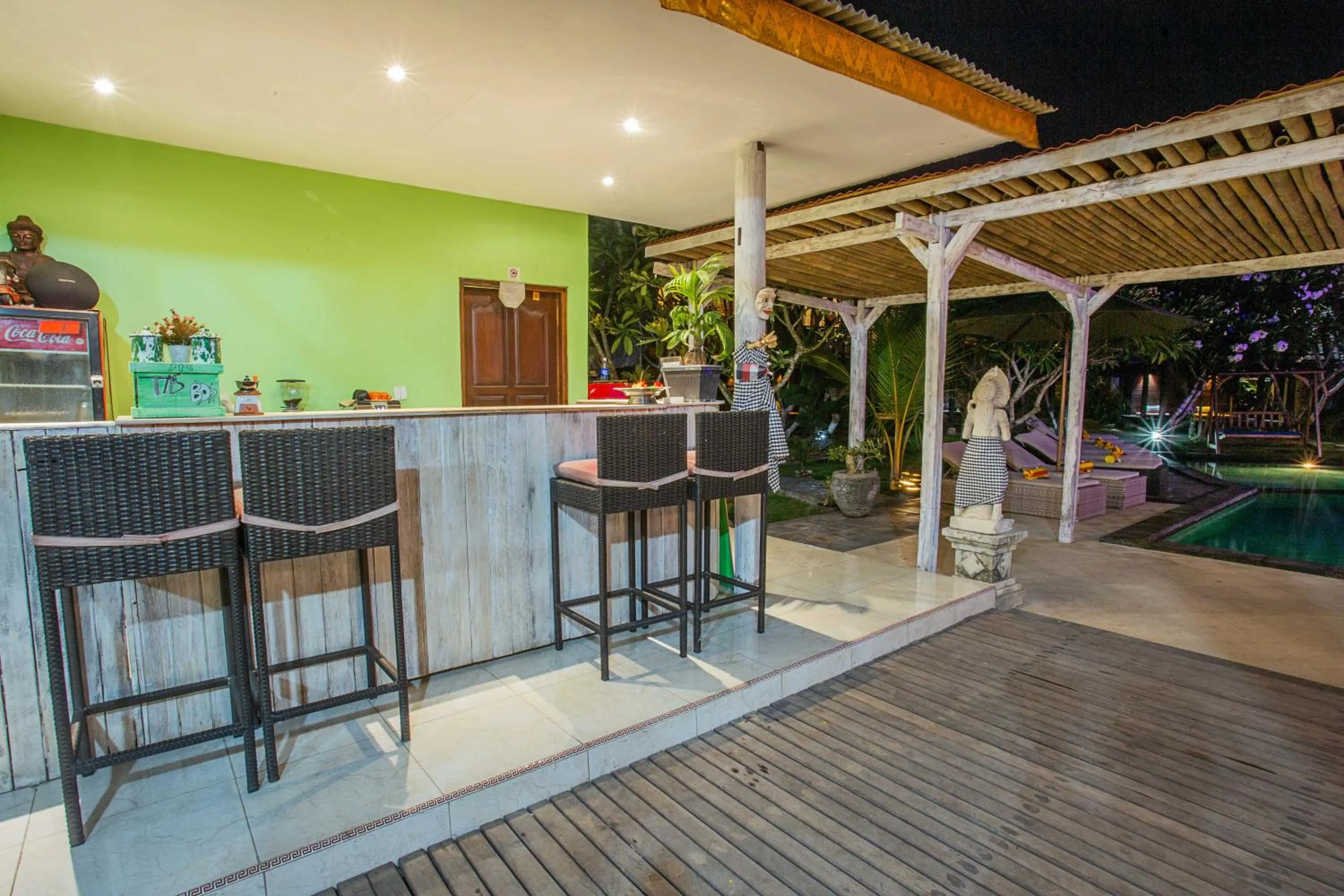 Lounge or bar in Nanuk's Bungalows