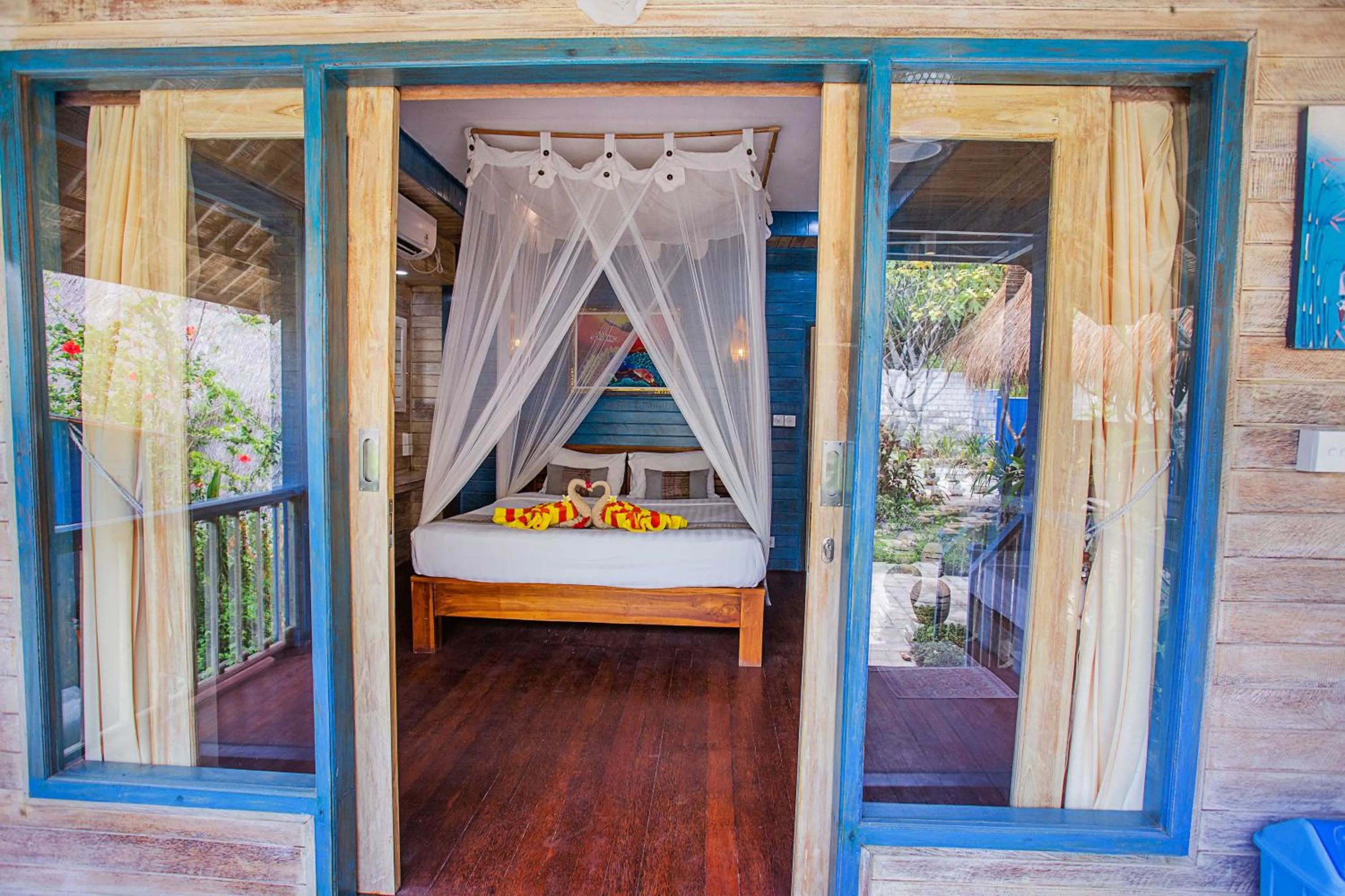 Facade/entrance, Bed in Nanuk's Bungalows