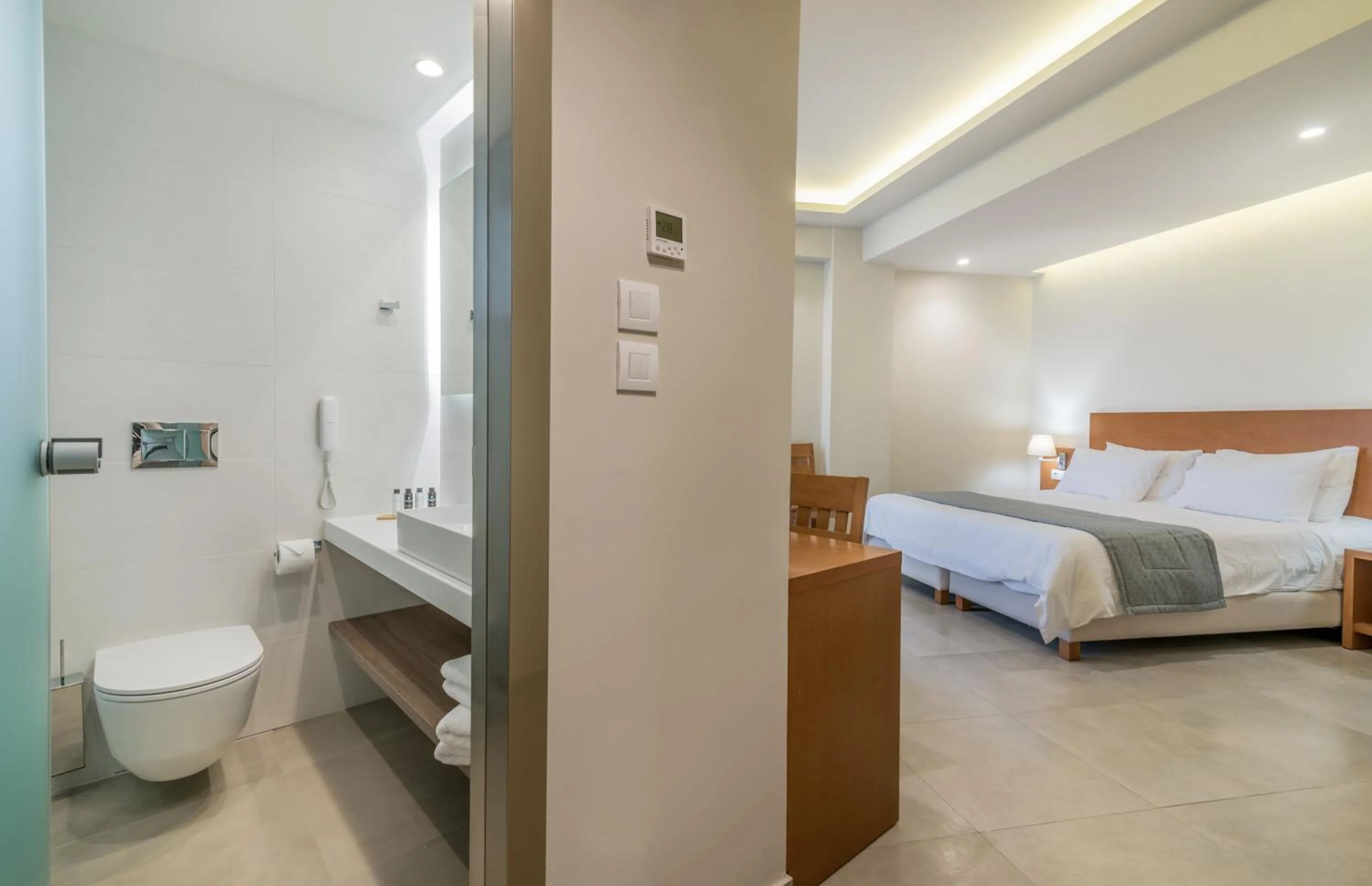 Bathroom, Bed in Hotel Palmyra