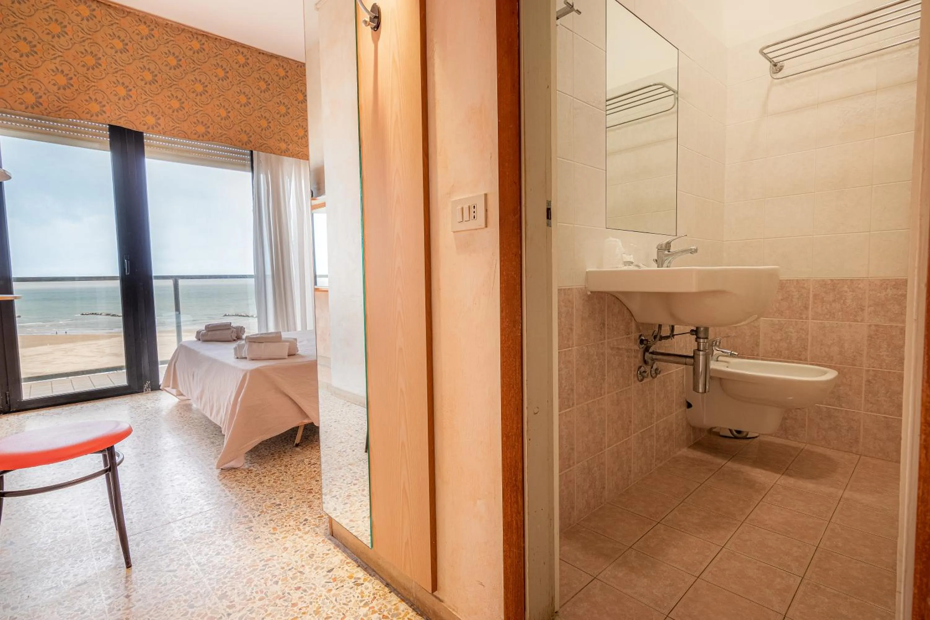 Bedroom, Bed in Hotel Crown