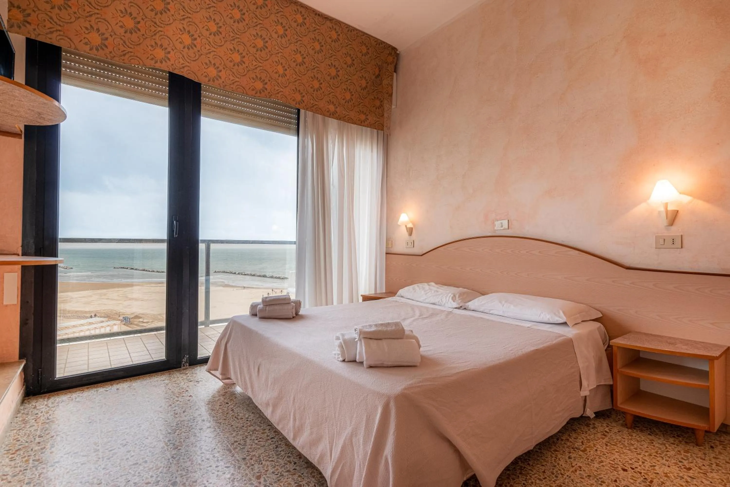 Bedroom, Bed in Hotel Crown