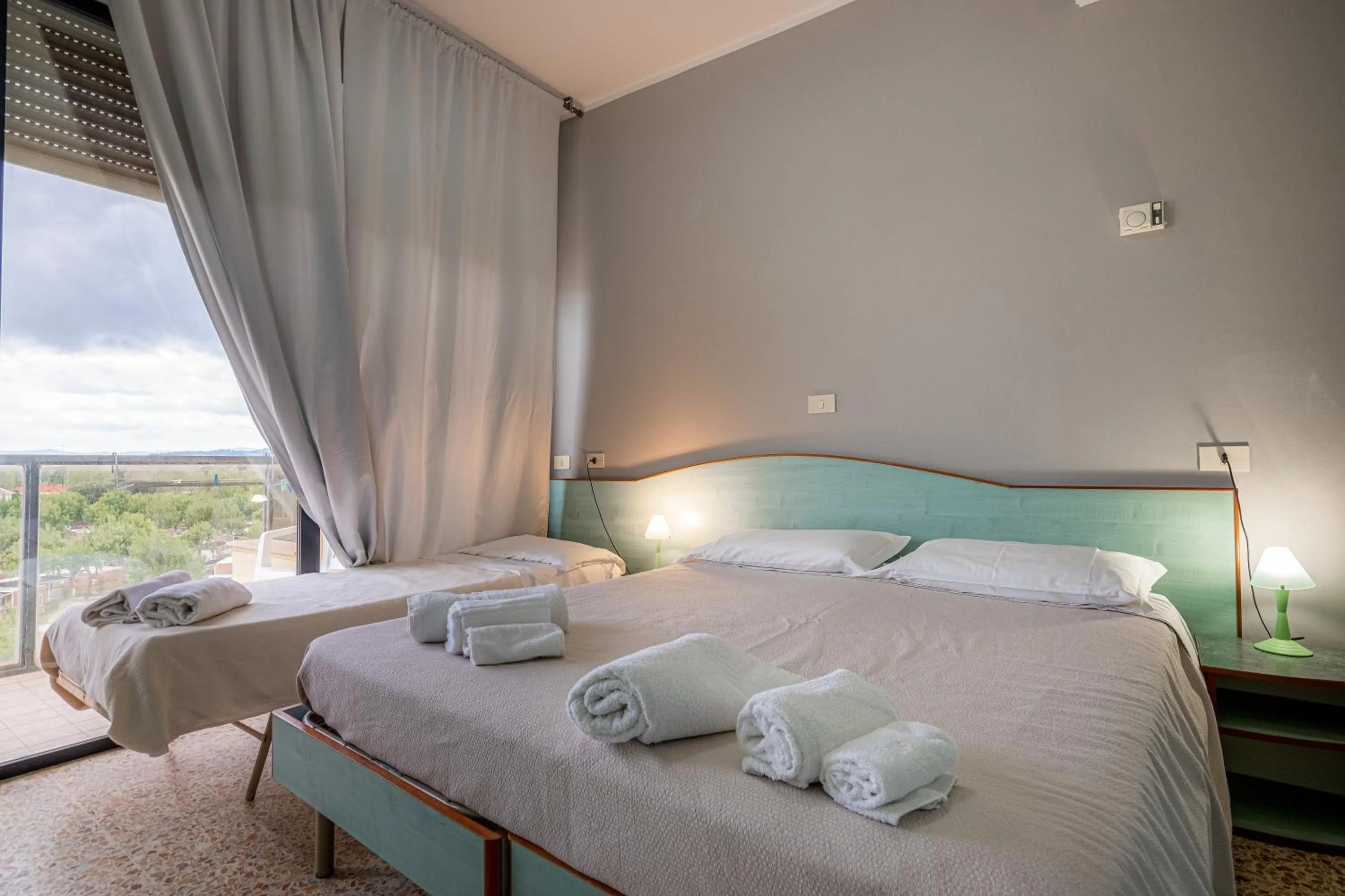 Bedroom, Bed in Hotel Crown