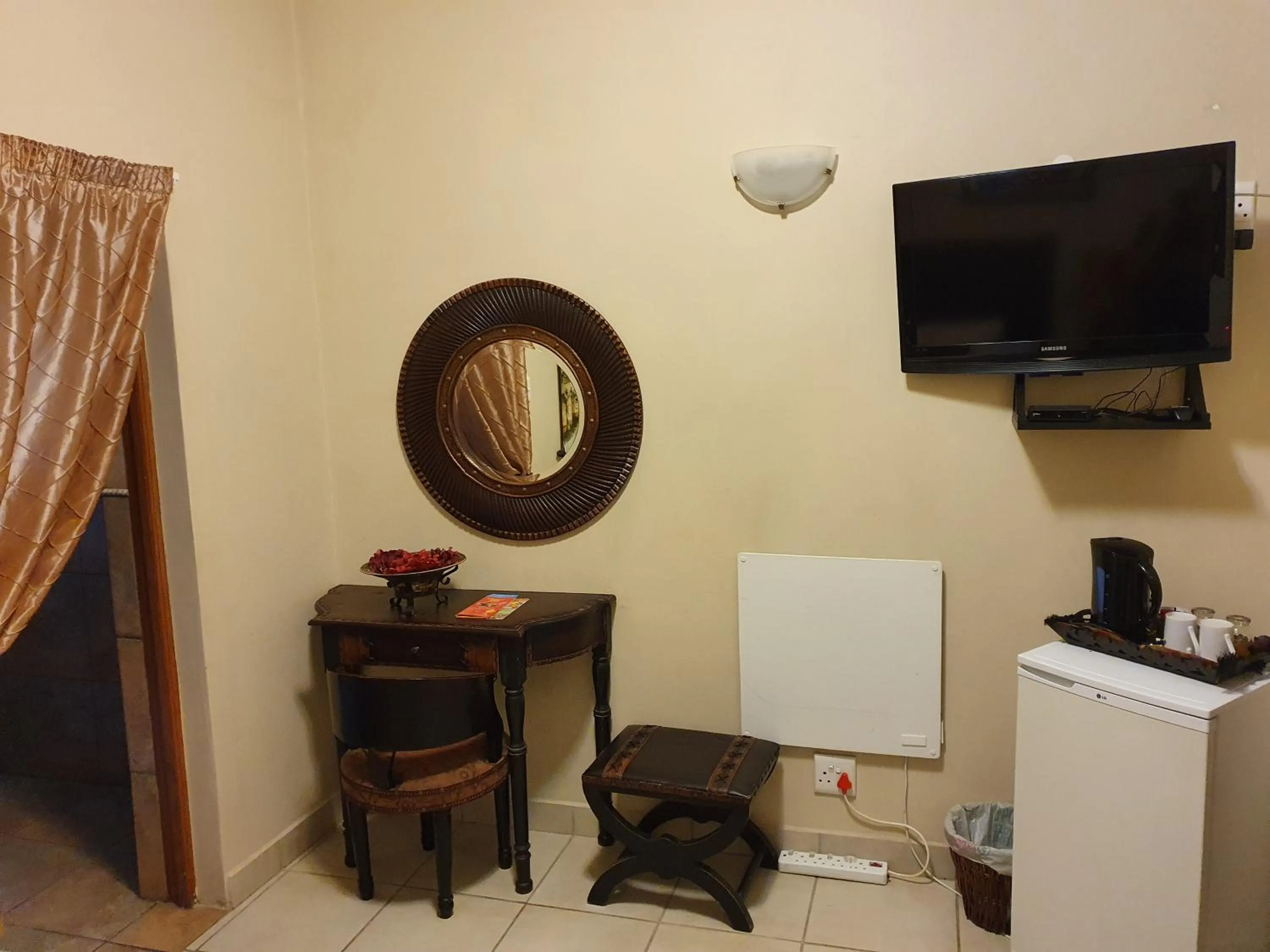 TV and multimedia in 7th Street Guesthouse