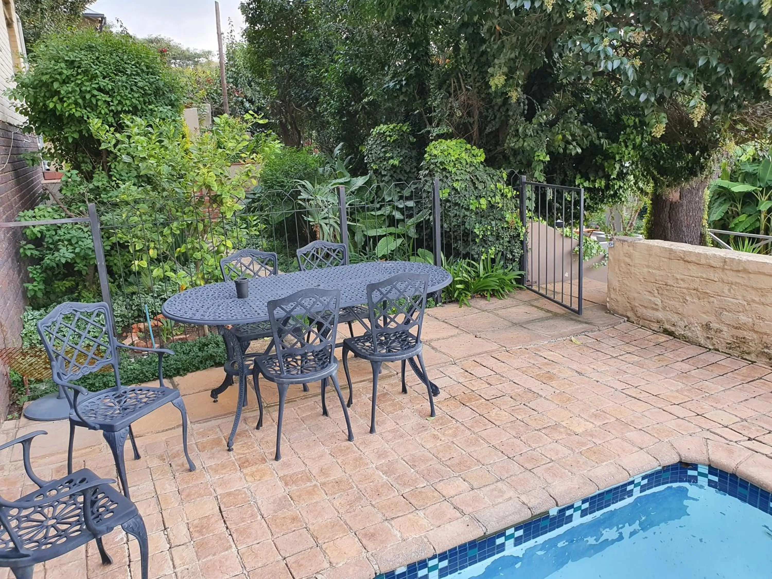 Swimming pool in 7th Street Guesthouse