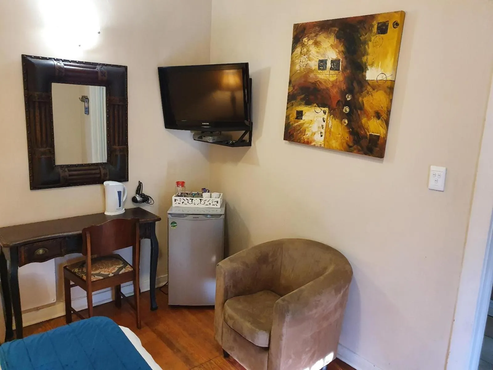 TV and multimedia in 7th Street Guesthouse