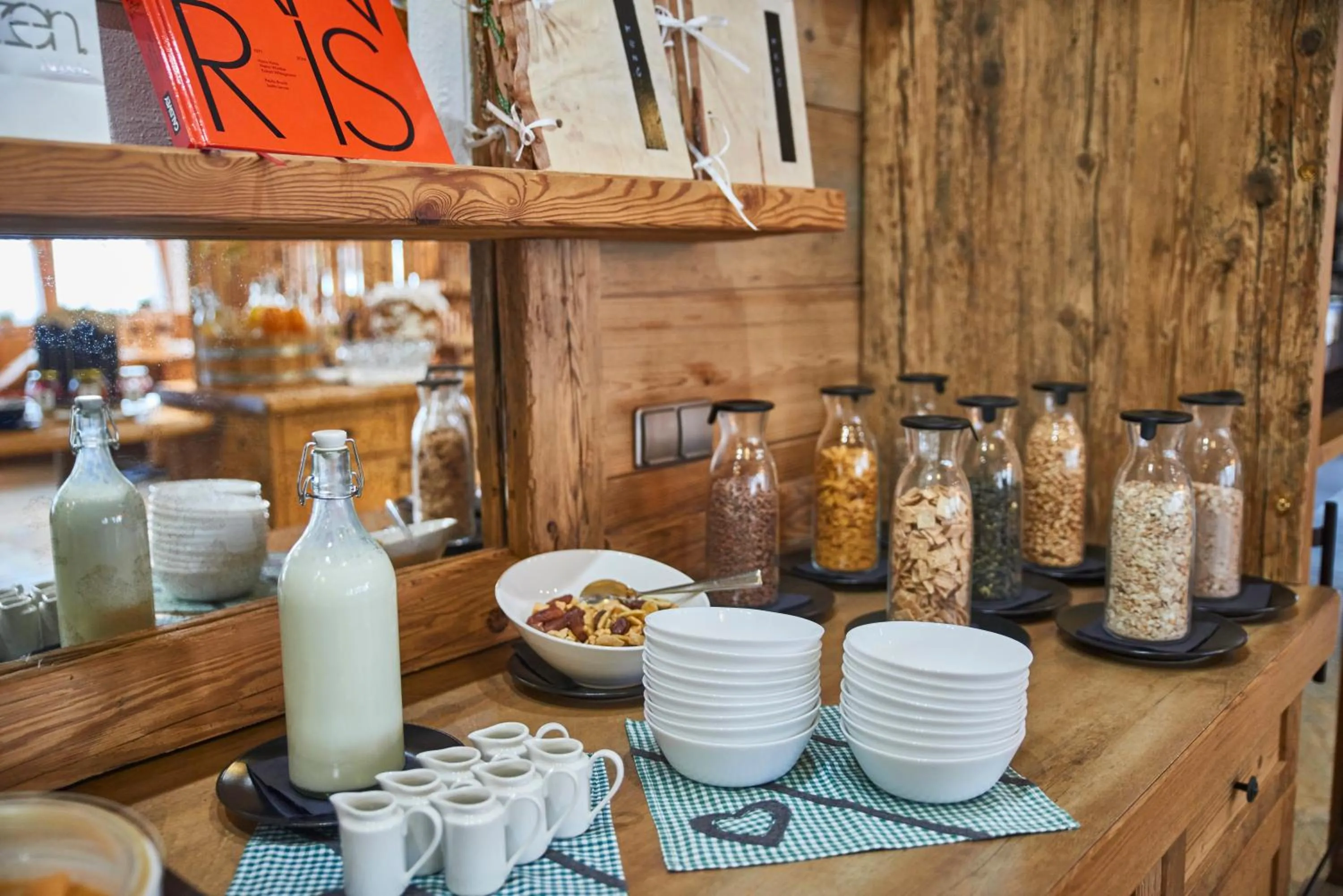 Buffet breakfast in Berggasthof Platzlalm