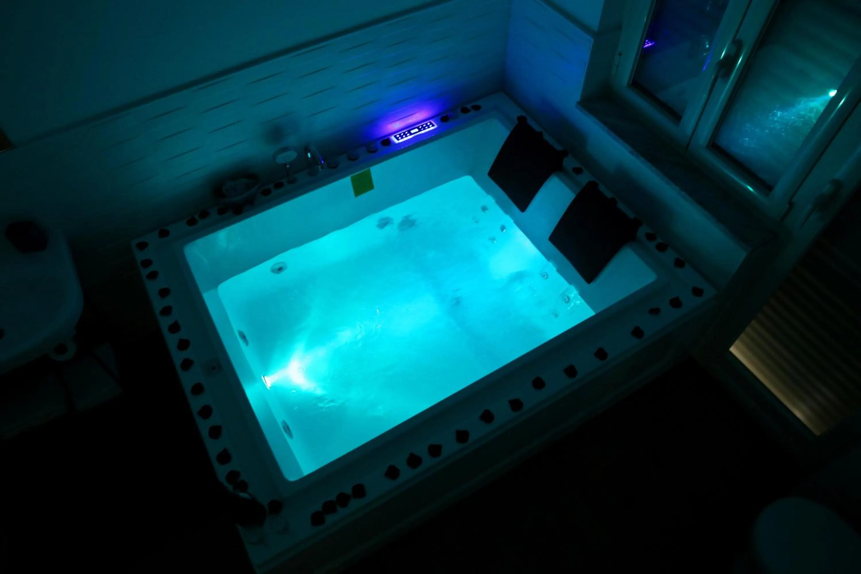 Hot Tub in Andolfi 24 Rooms