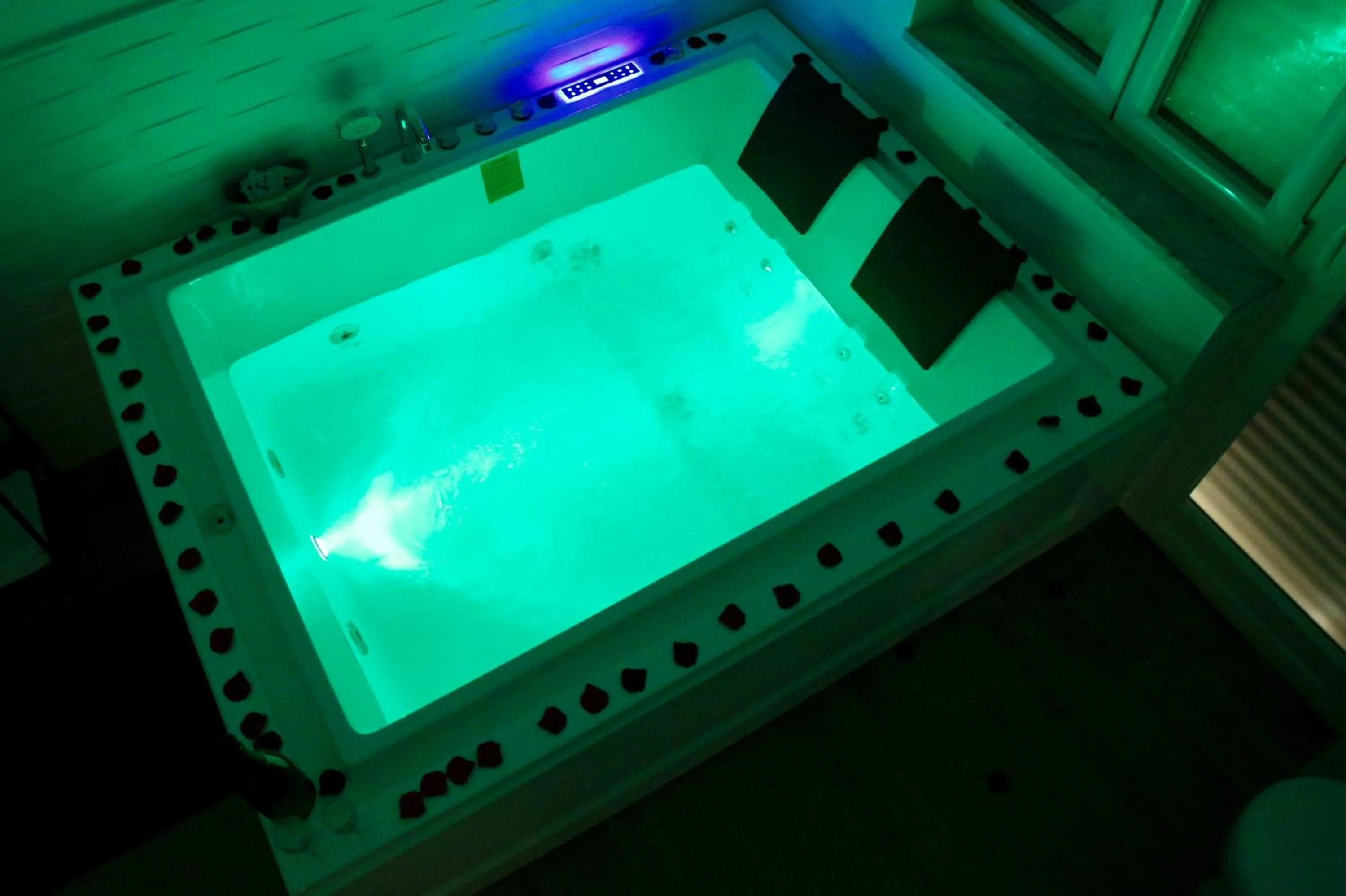 Hot Tub in Andolfi 24 Rooms