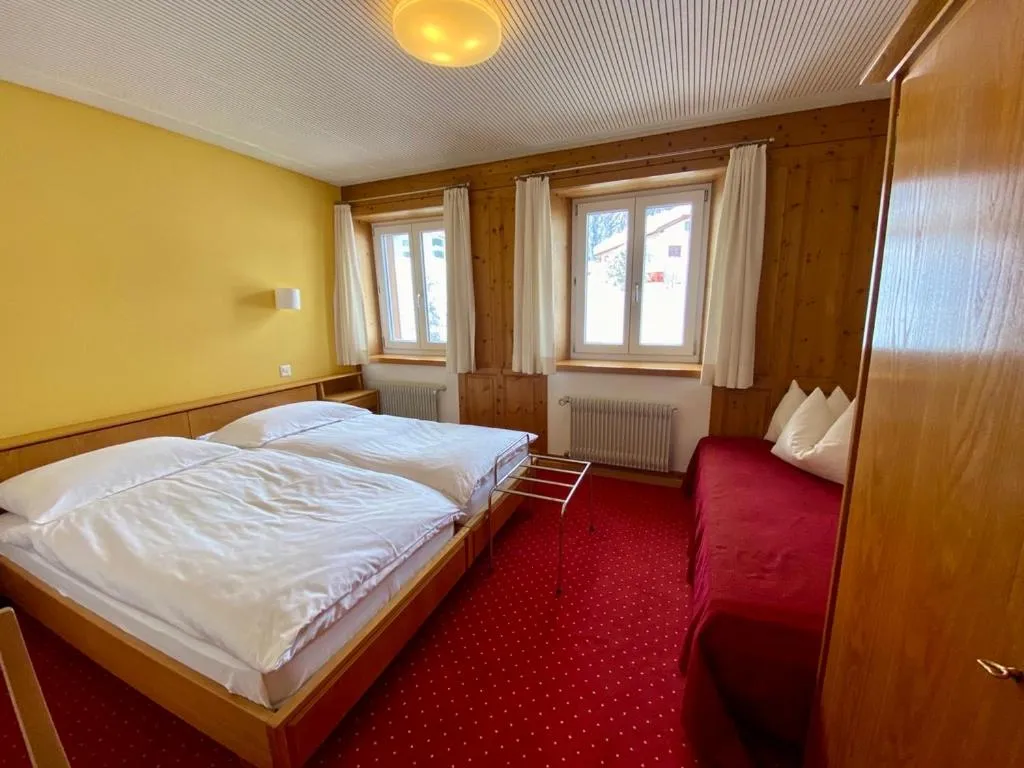 Bedroom, Bed in Hotel Alpina Parpan