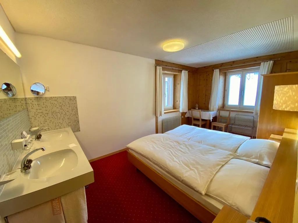 Bedroom, Bed in Hotel Alpina Parpan