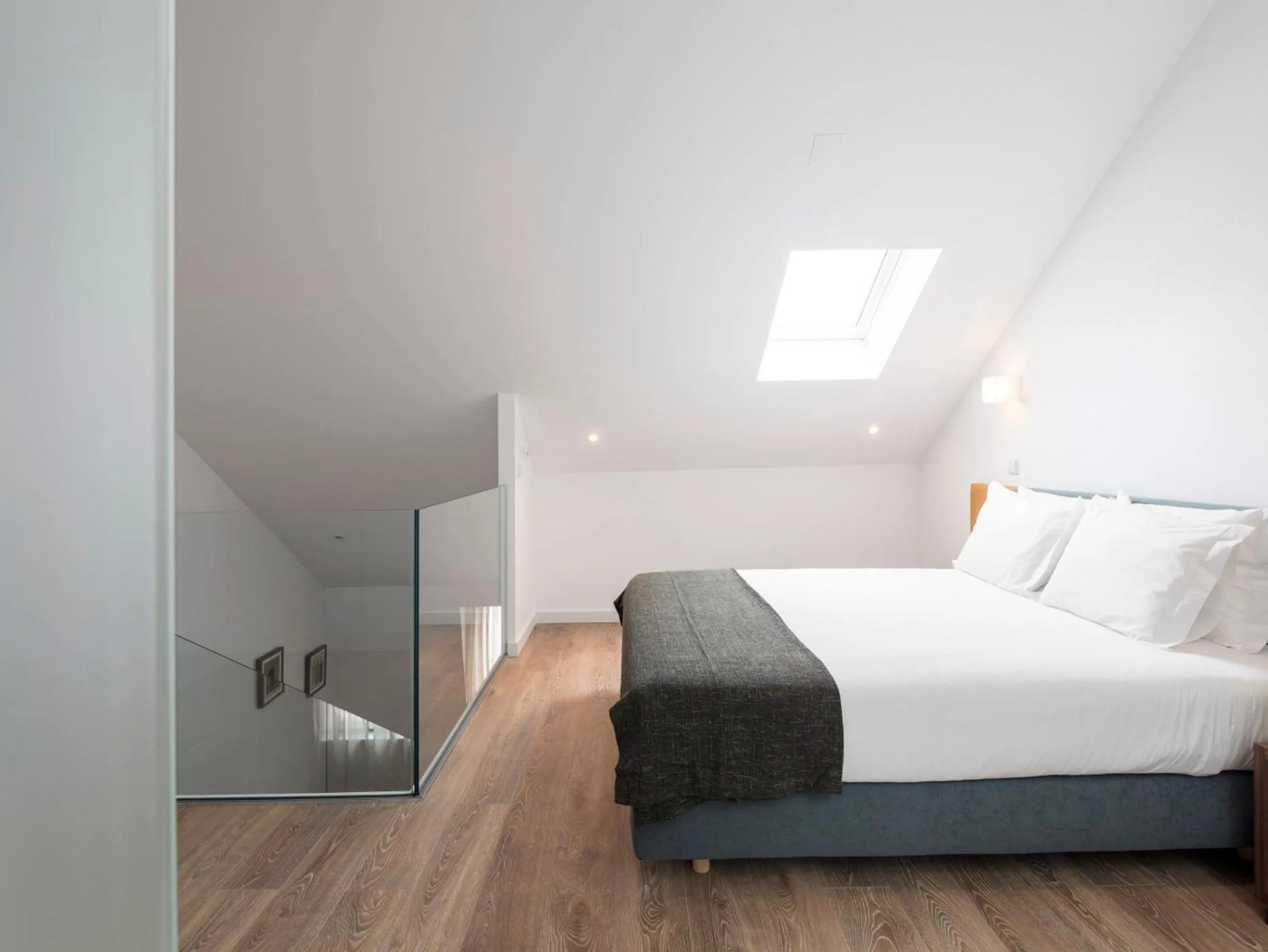 Bedroom, Bed in LSA Chiado Emenda by Numa