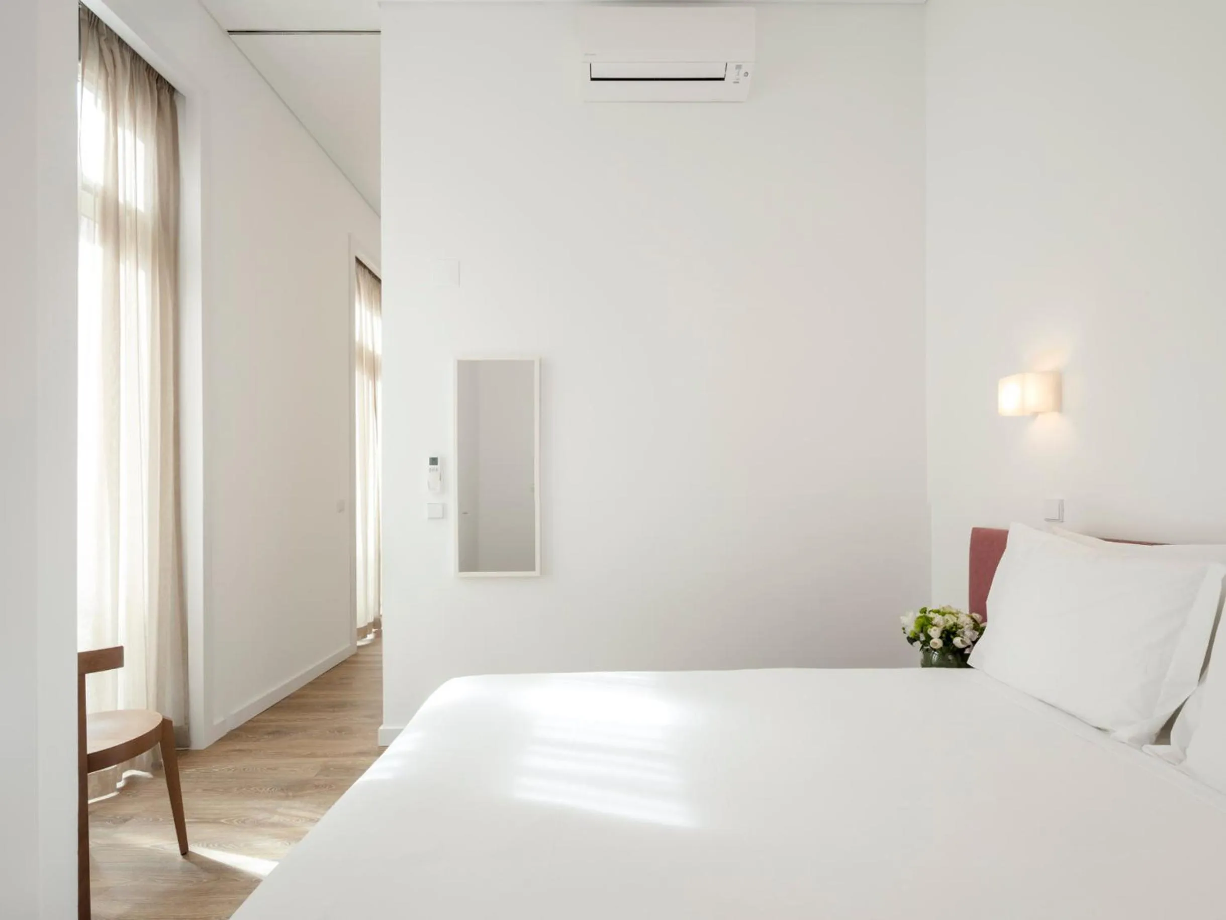 Bedroom, Bed in LSA Chiado Emenda by Numa