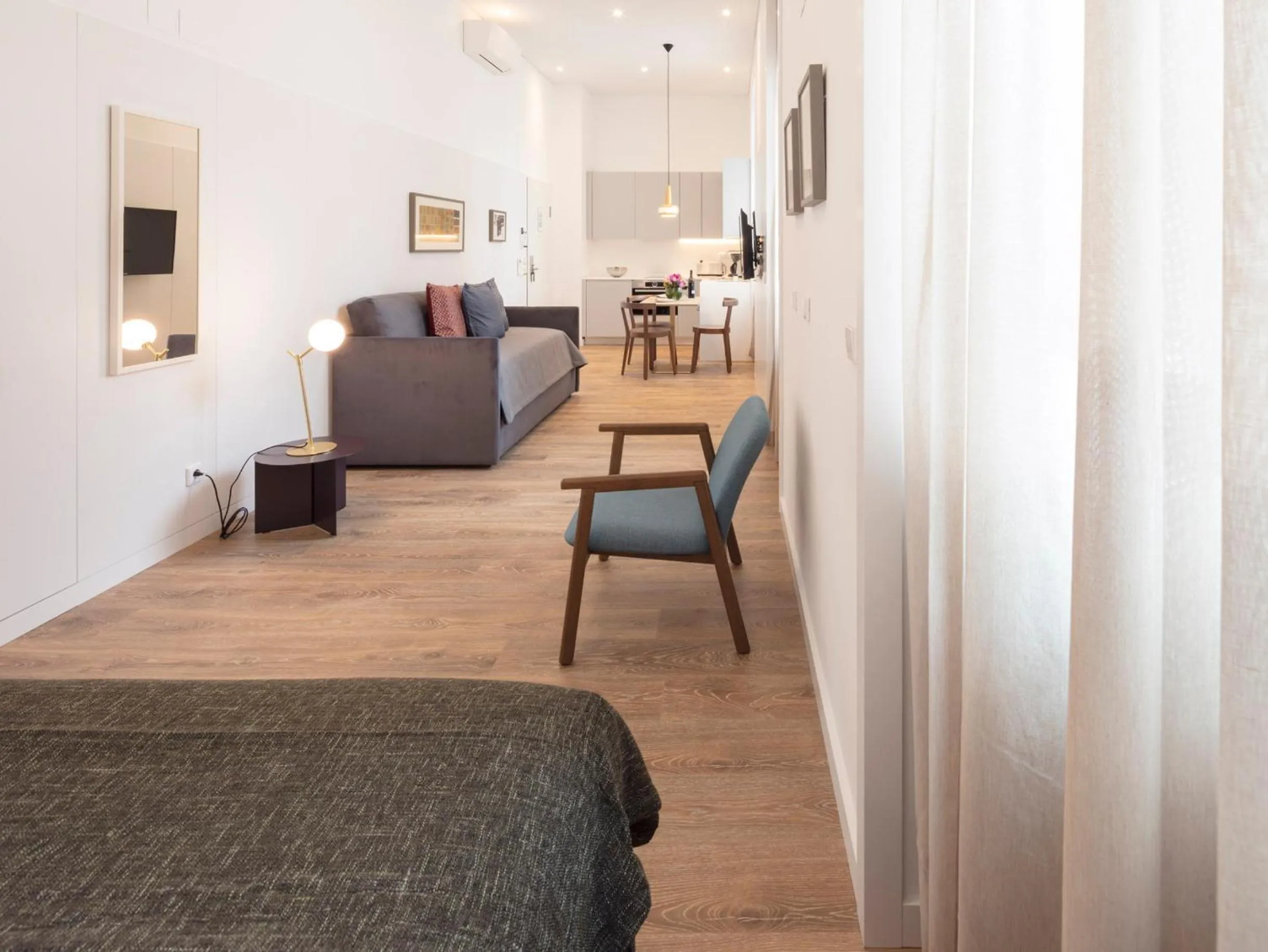 Photo of the whole room in LSA Chiado Emenda by Numa