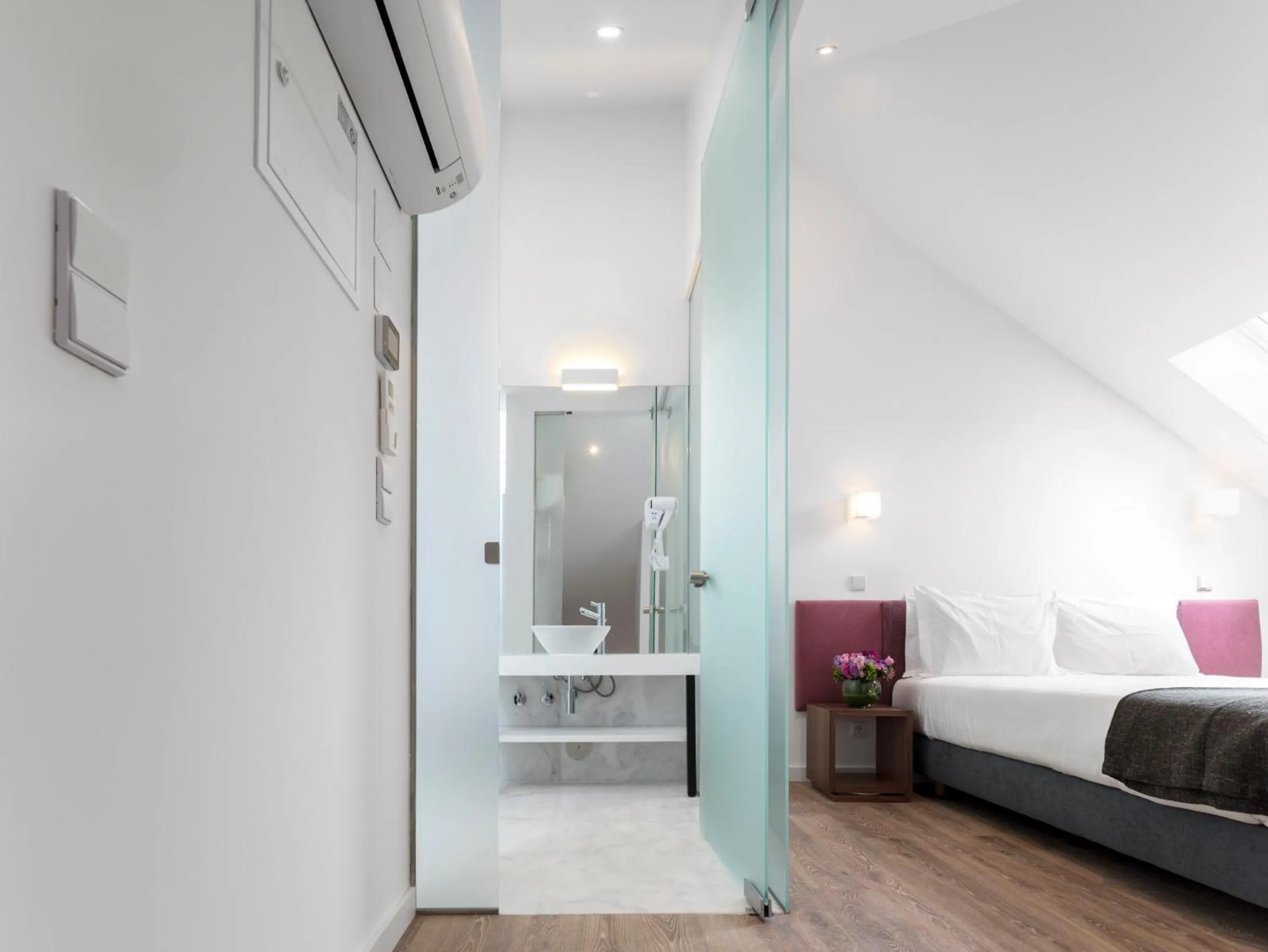 Bathroom, Bed in LSA Chiado Emenda by Numa