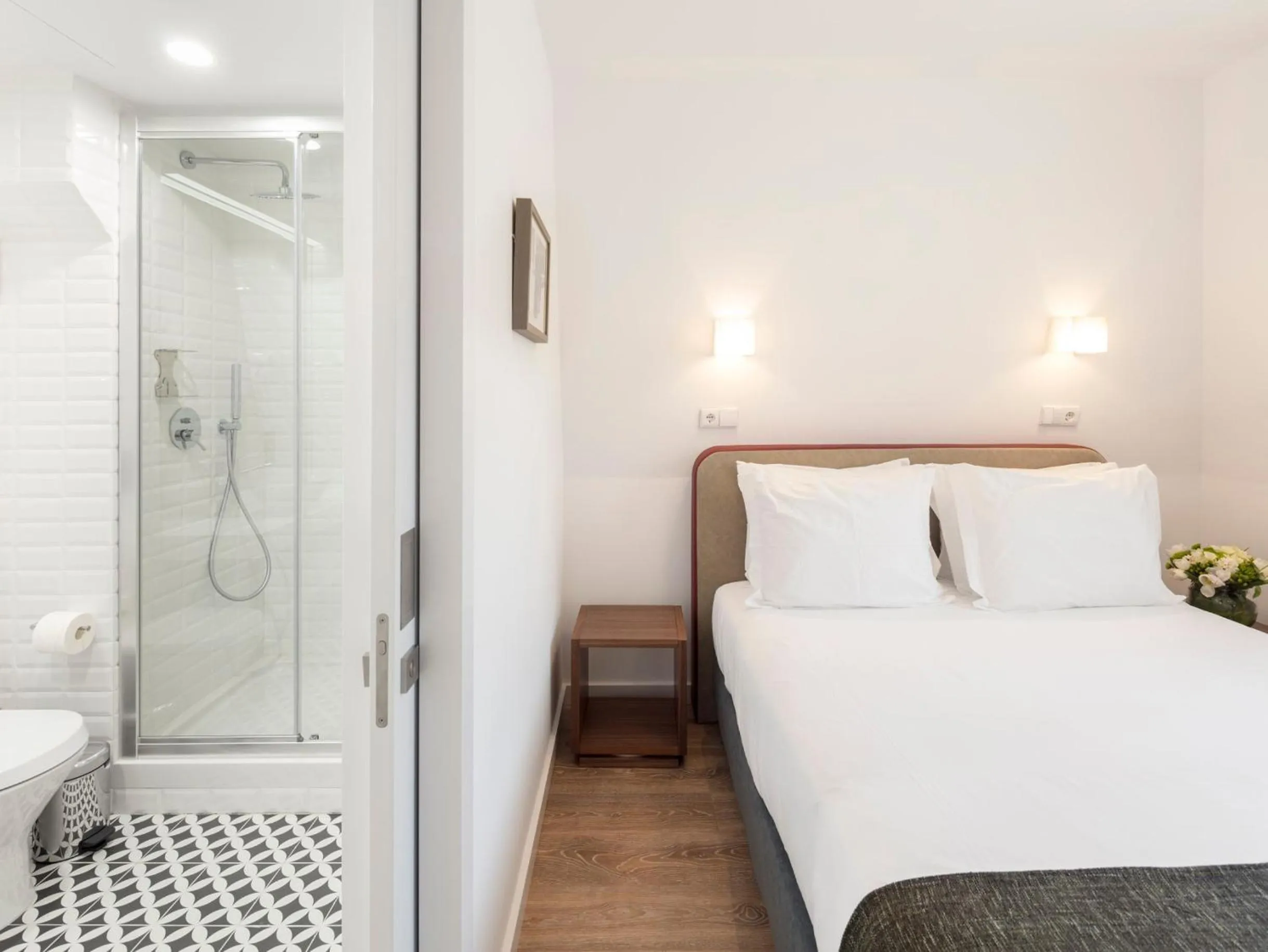 Bathroom, Bed in LSA Chiado Emenda by Numa