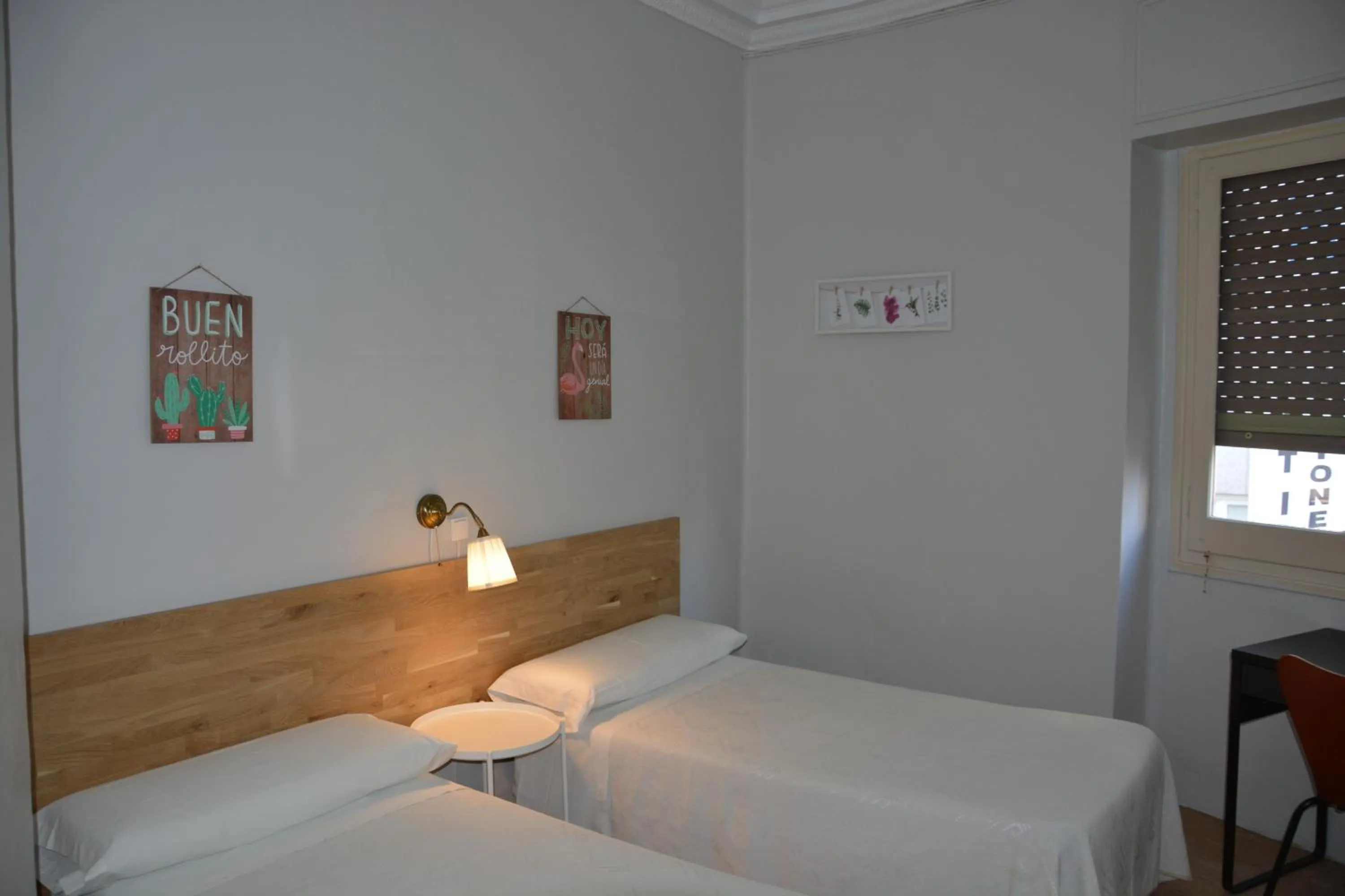 Photo of the whole room, Bed in Pensión Moratin