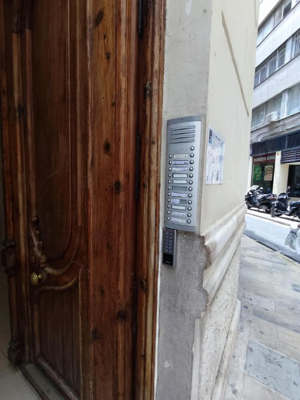 Facade/entrance in Pensión Moratin