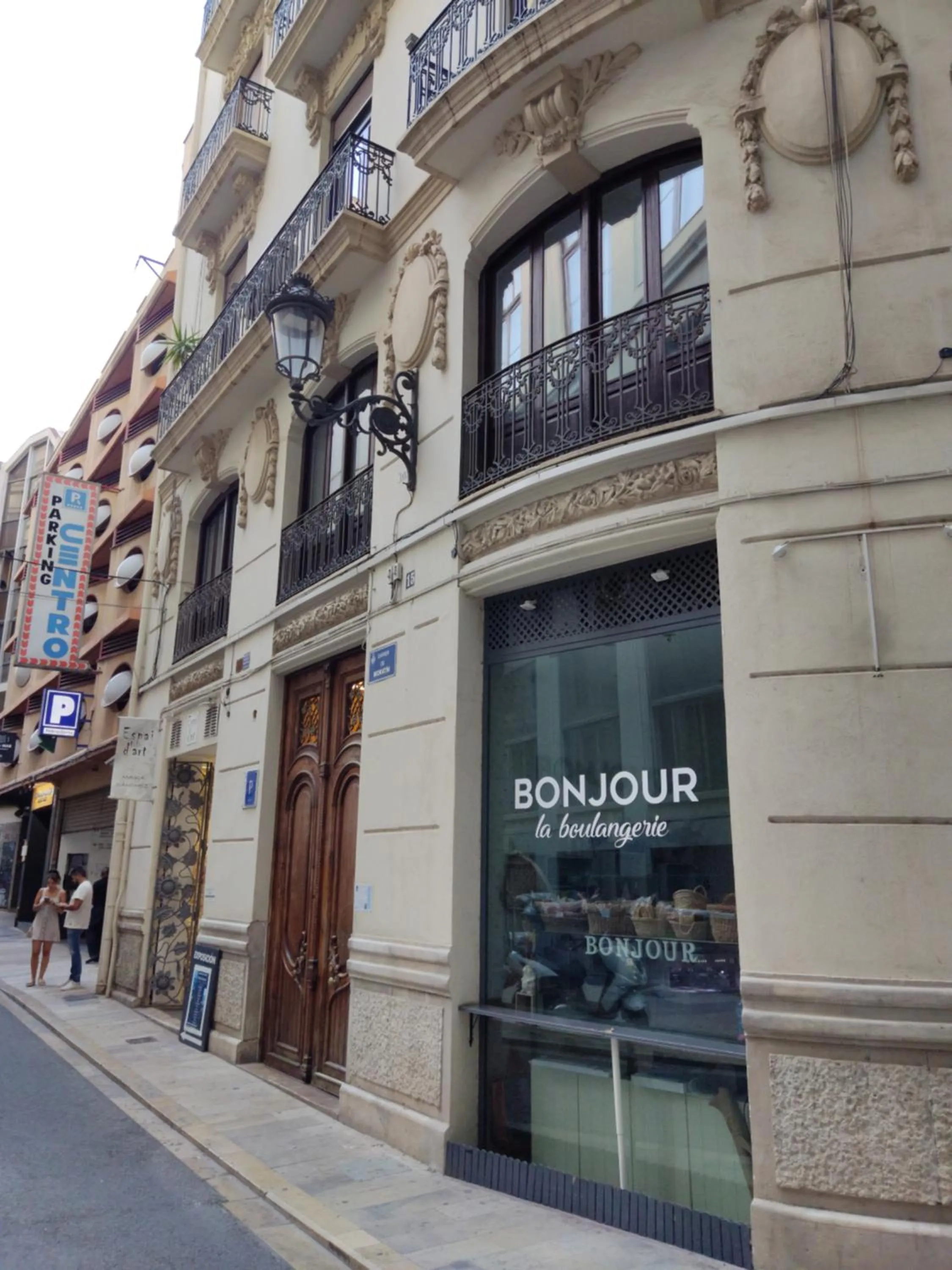 Property building in Pensión Moratin