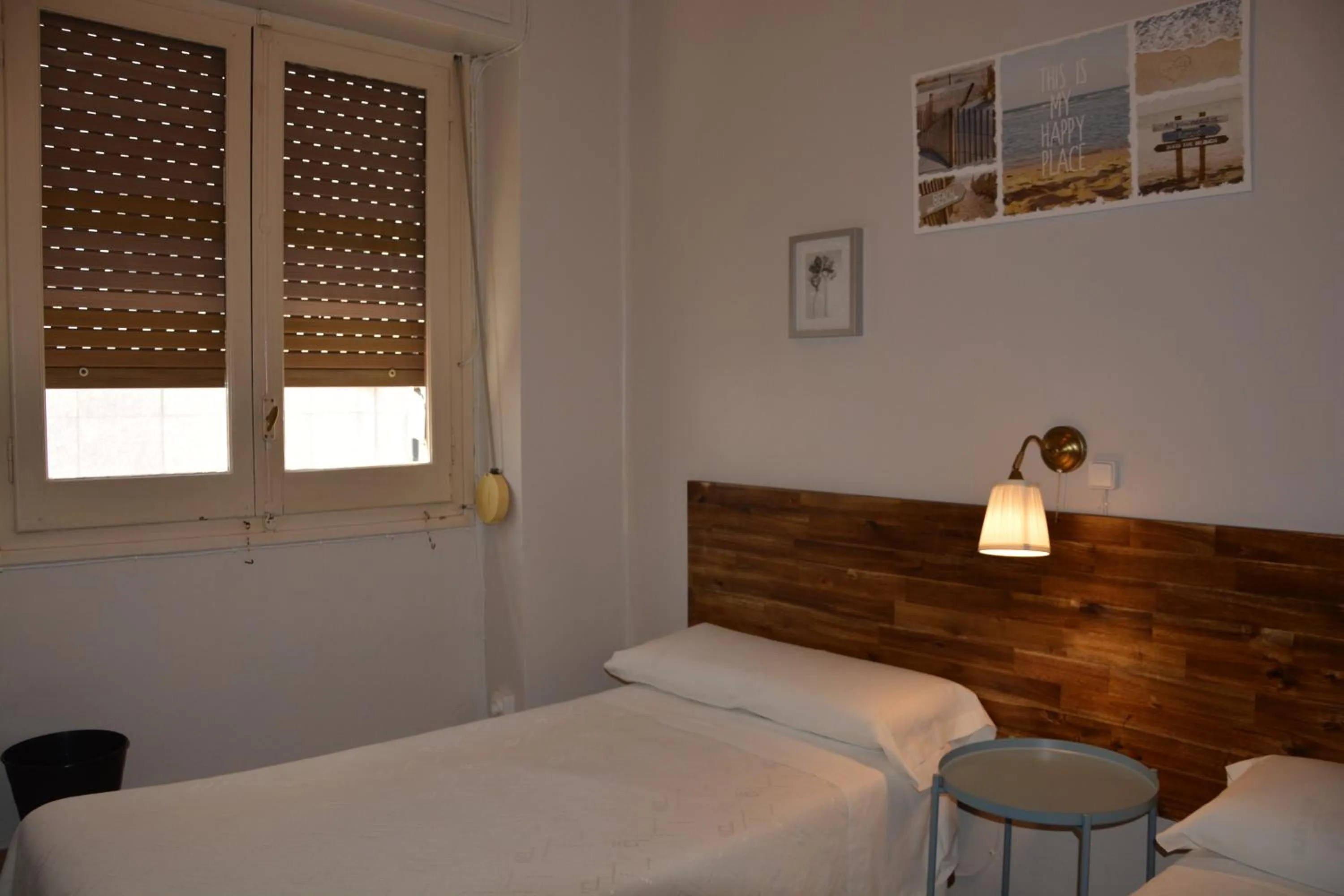 Photo of the whole room, Bed in Pensión Moratin