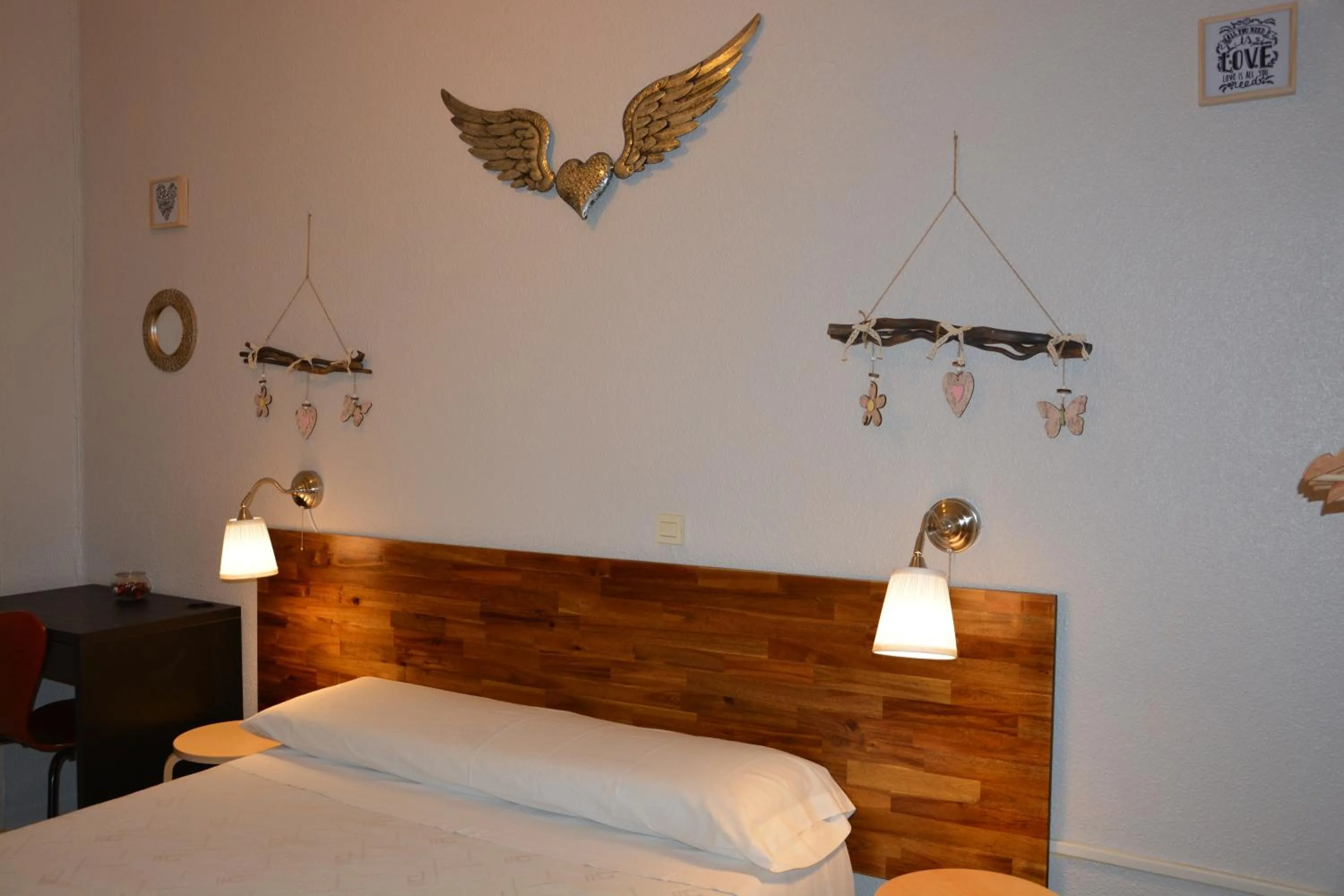 Photo of the whole room, Bed in Pensión Moratin