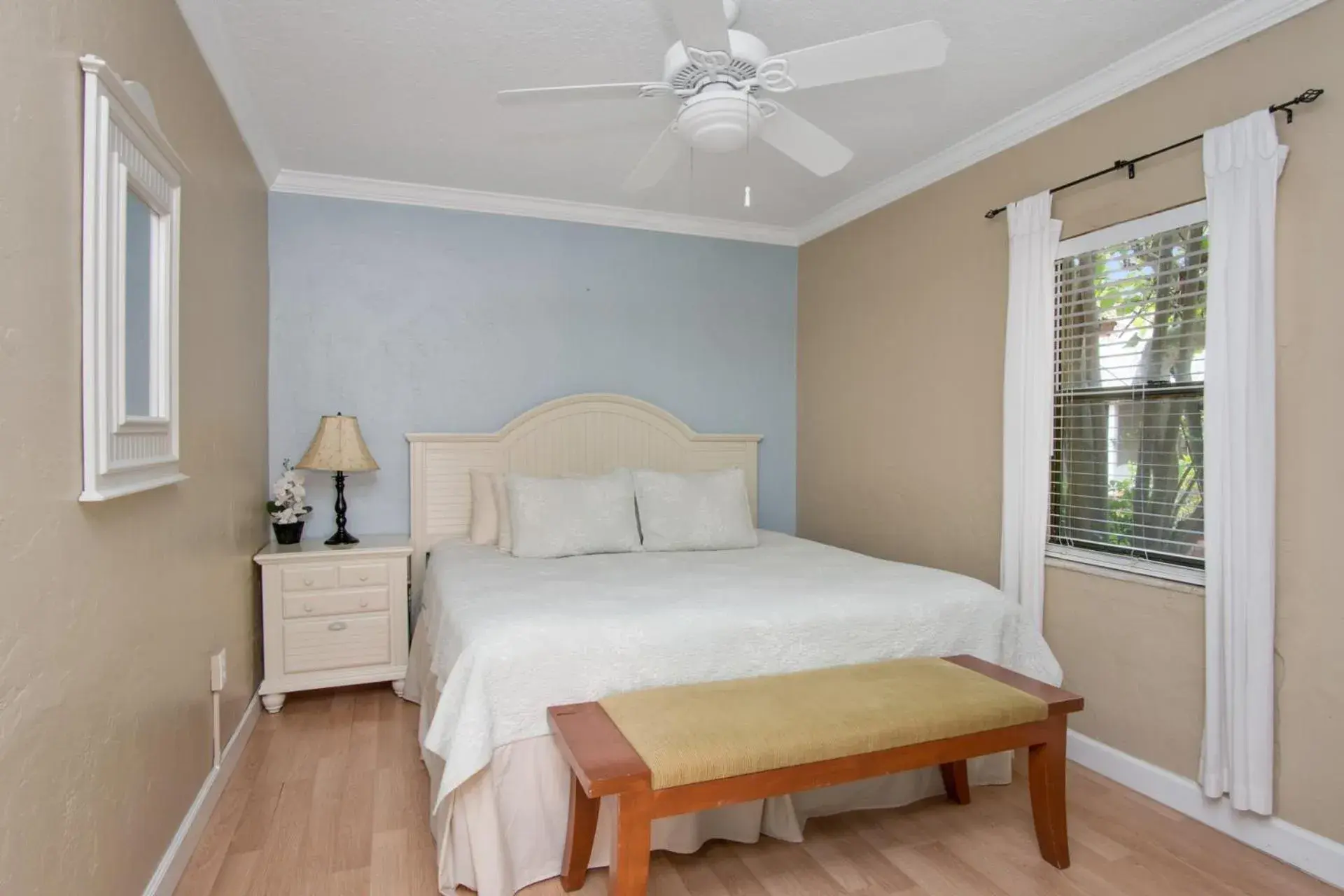 Two-Bedroom King Apartment with Oceanfront View in Beach Place Guesthouses Two-Bedroom King Apartment with Oceanfront View in Beach Place Guesthouses