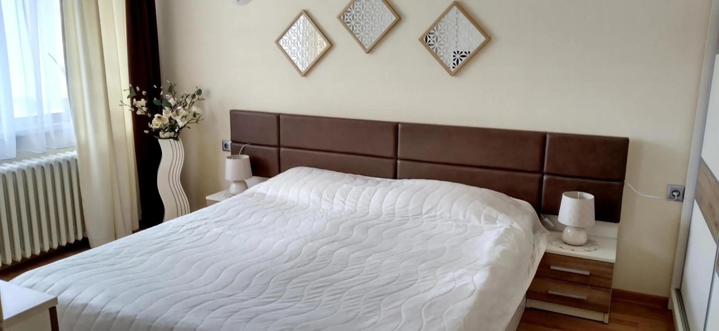 Bedroom, Bed in Victoria Family Hotel