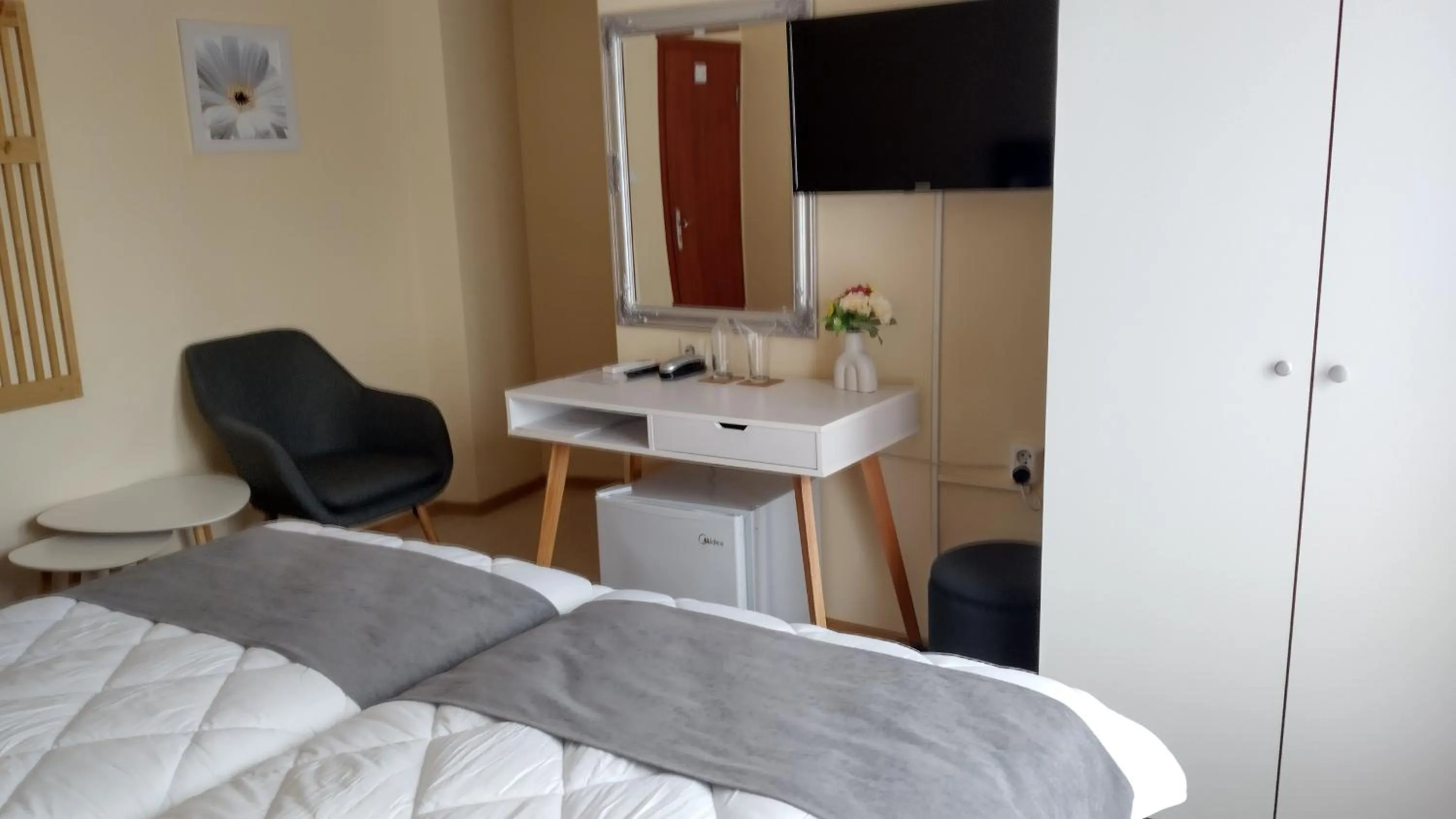 Communal lounge/ TV room, Bed in Victoria Family Hotel