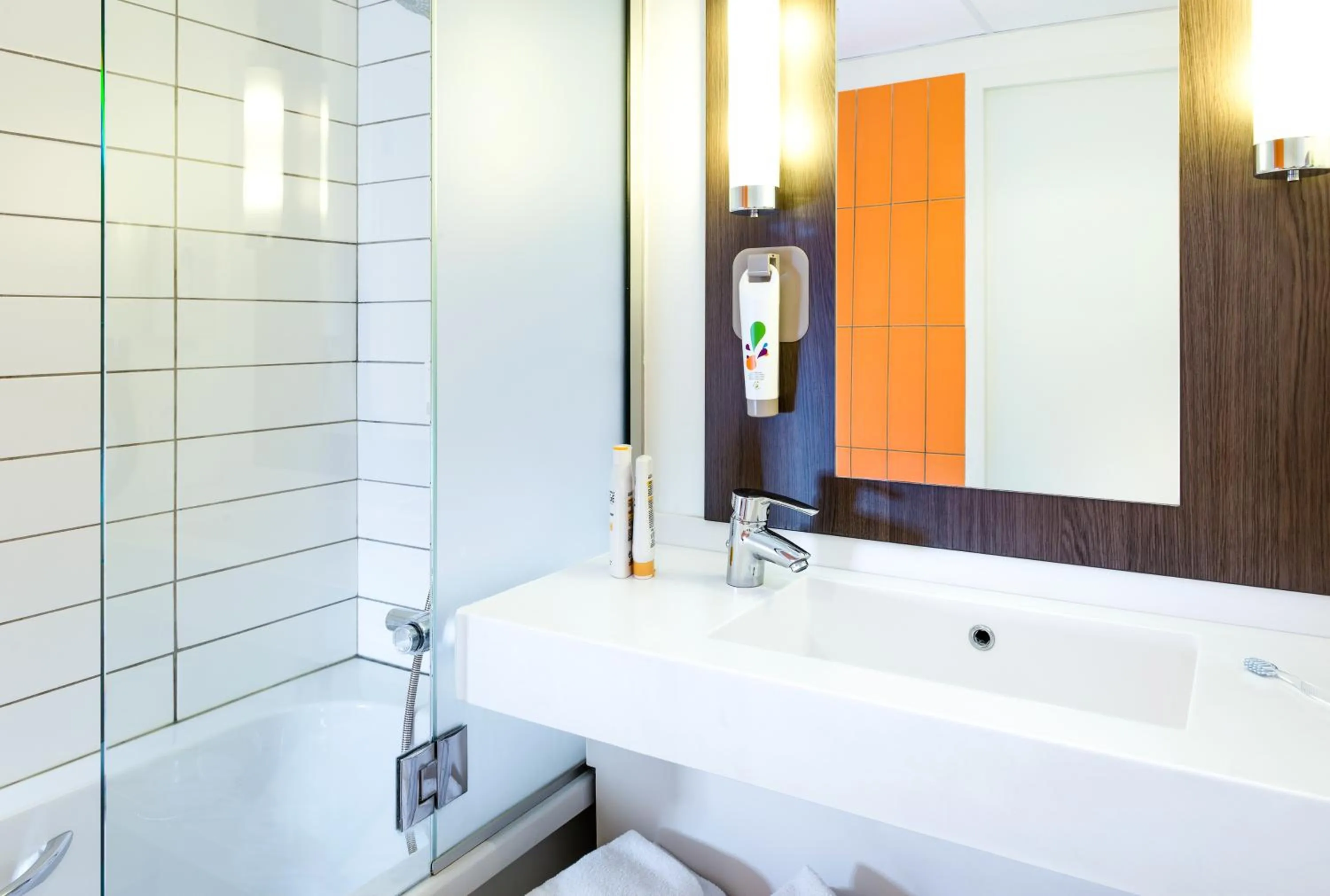 Toilet in Ibis Styles Lyon Centre - Gare Part Dieu