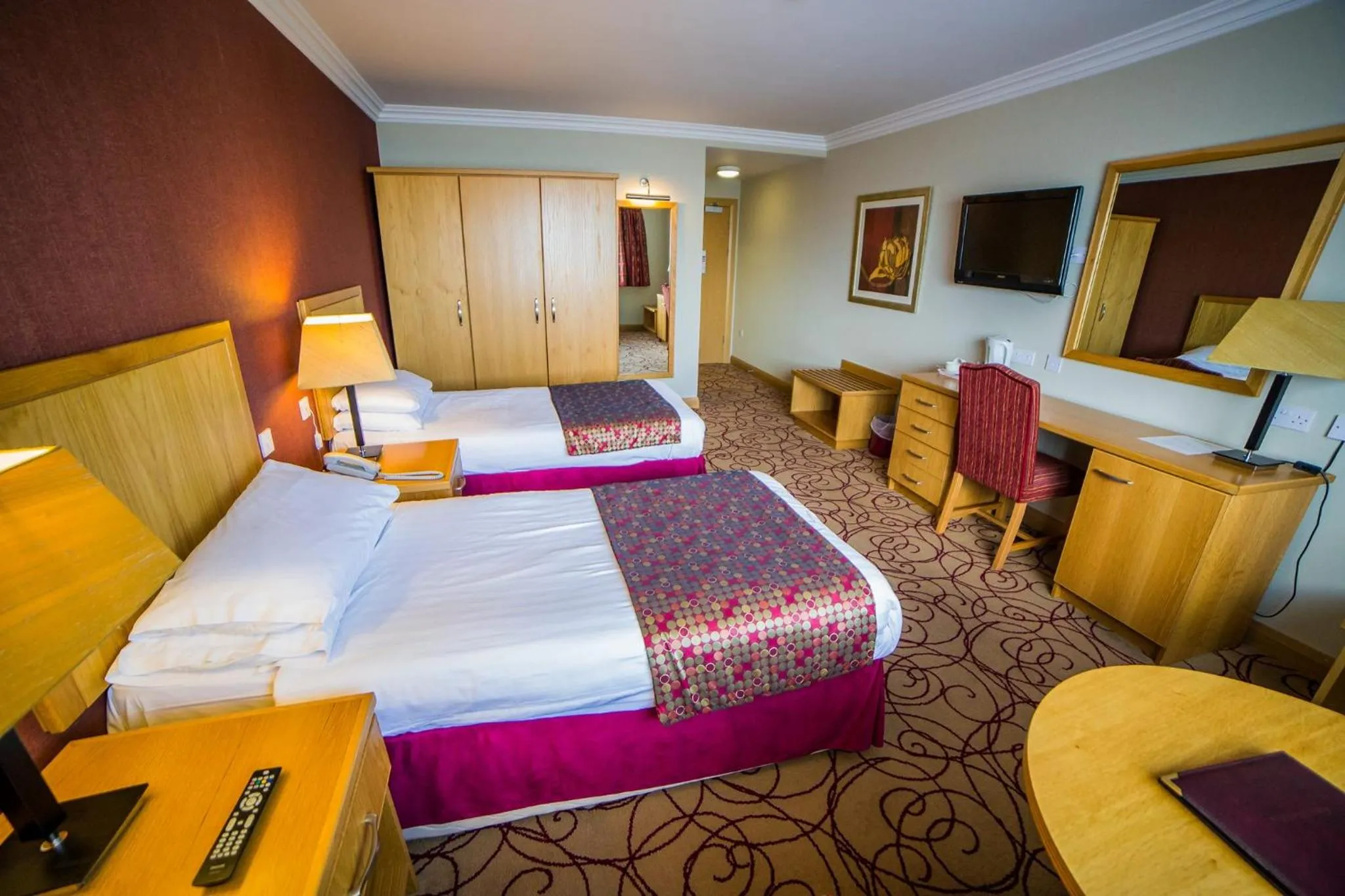 Bedroom, Bed in Curran Court Hotel