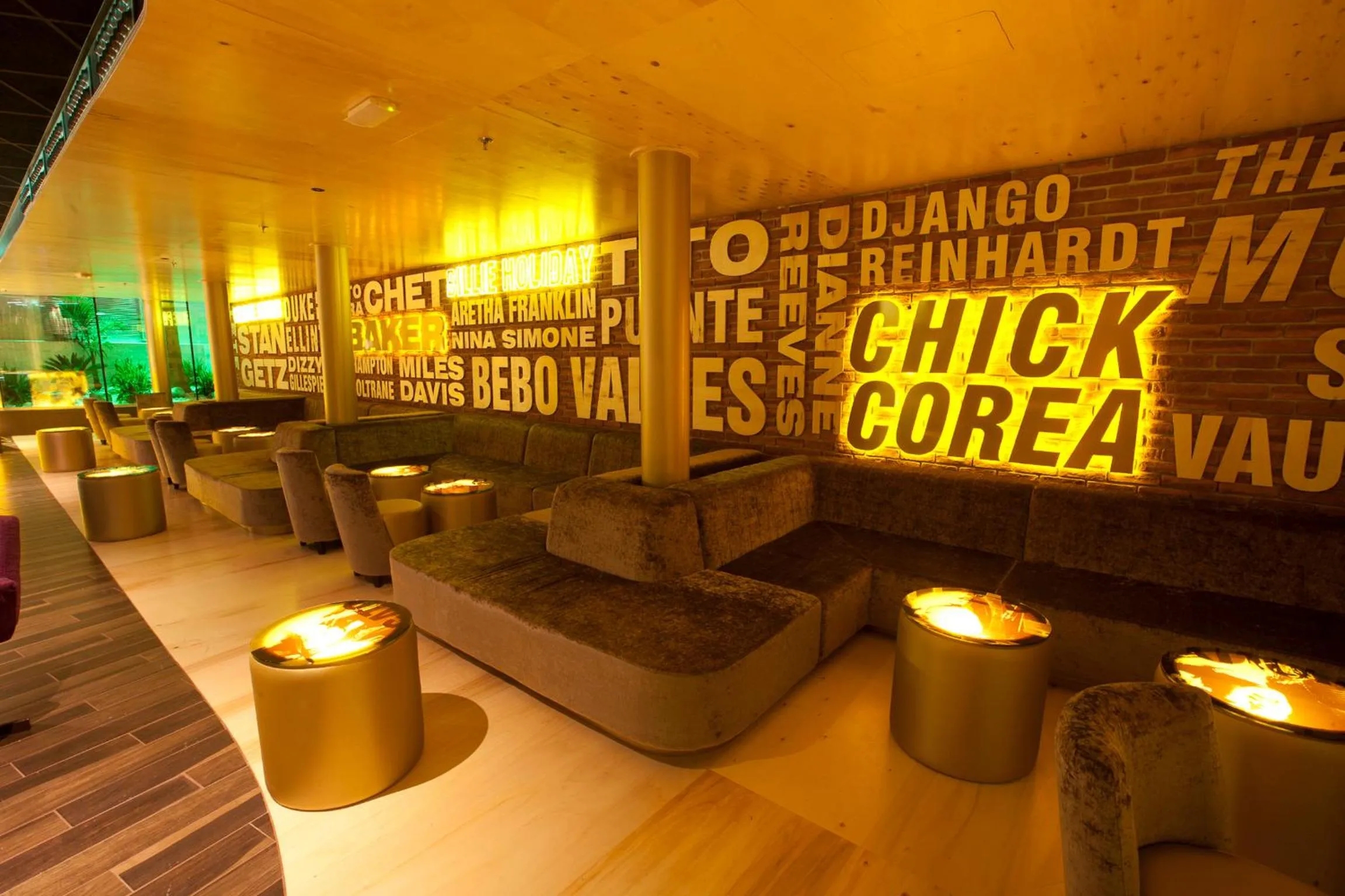 Nightclub / DJ in Riviera Beachotel - Adults Recommended