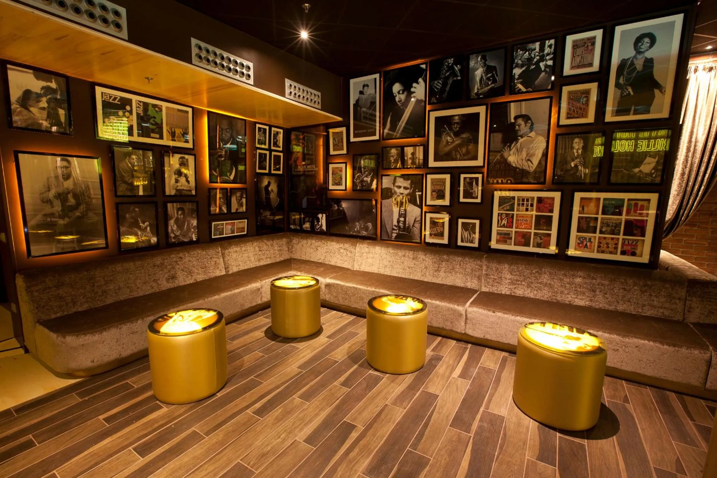 Nightclub / DJ in Riviera Beachotel - Adults Recommended